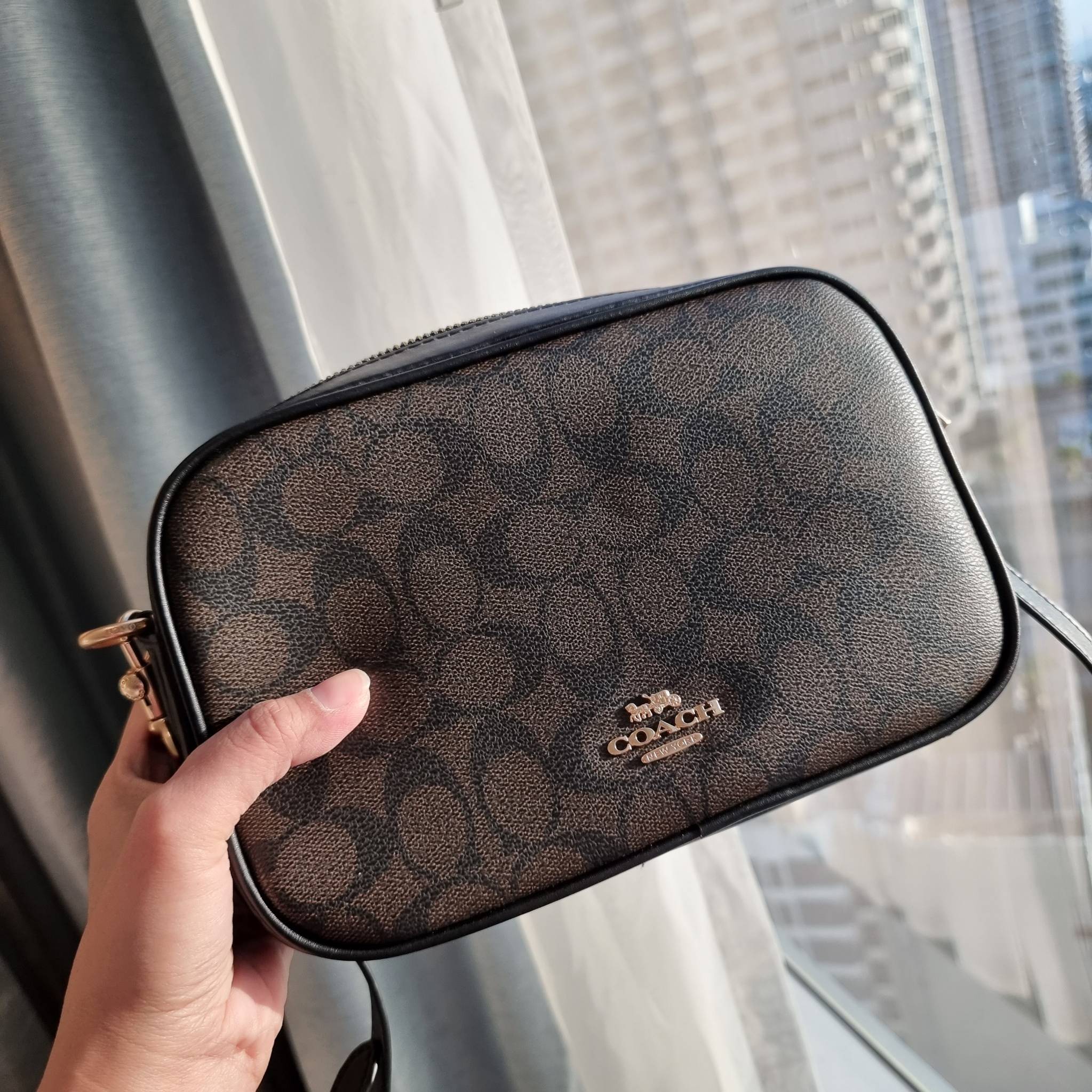 OUTLET 】COACH F68168 JES CROSSBODY IN SIGNATURE CANVAS รุ่นยอดฮิต!! กระเป๋าสะพายข้าง รุ่น 2 ซิป ใบใหญ่จุใจ สีคลาสสิคขายดี!! วัสดุหนังแคนวาสเคลือบลาย เปิด-ปิดด้วยซิป 2 ช่องหลัก ใช้งานง่าย ทรงสวยมากๆรุ่นนี้ มาพร้อมสายสะพาย crossbody ปรับได้ตามตัว ภายในใส่ขอ