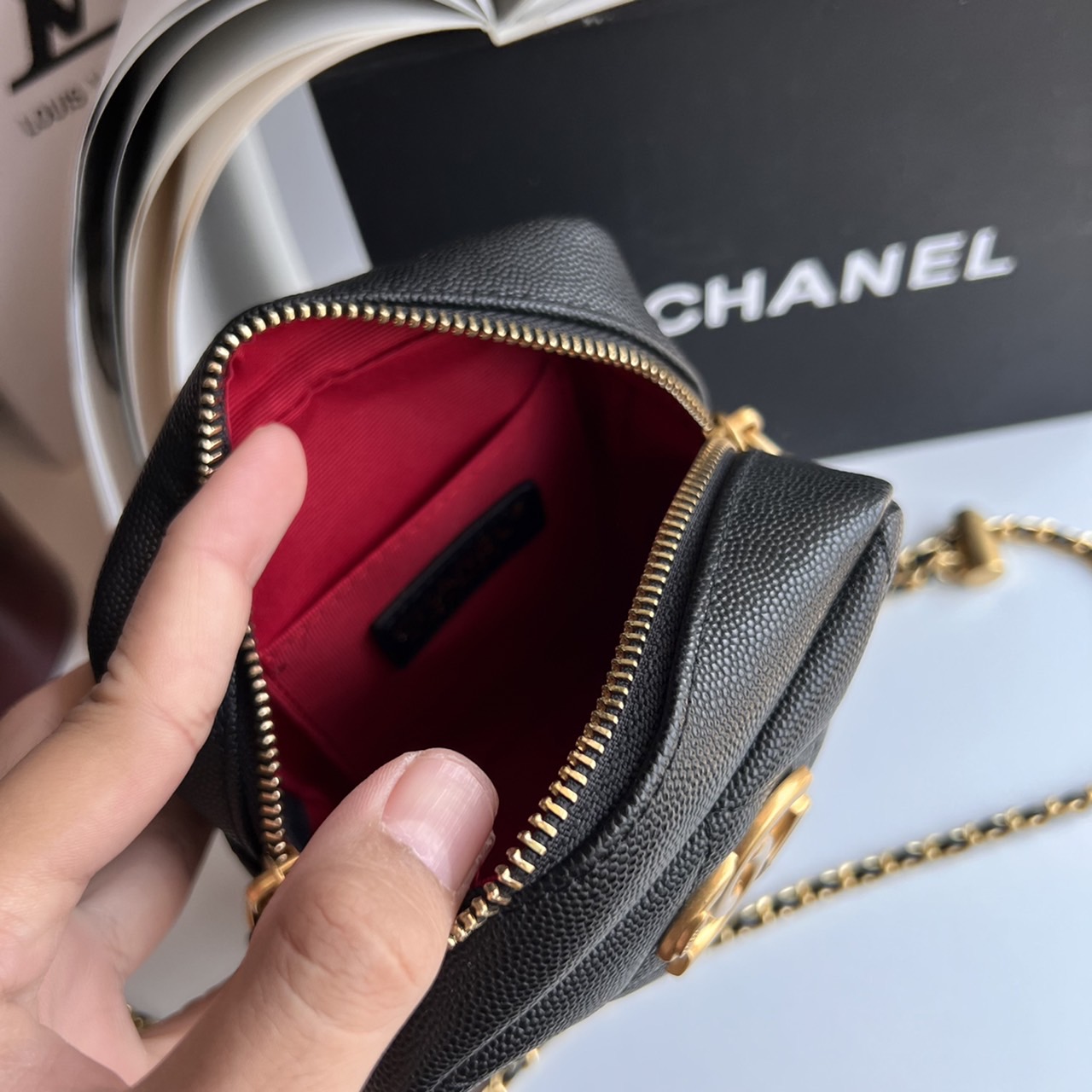 หนังแท้ Chanel Vertical / Chanel Black Caviar Grained Calfskin Vertical Camera Bag พร้อมส่งที่ไทย กระเป๋าสะพายข้างหนังแท้ฟูขึ้นทรงสวย เกรดหนังดีที่สุดยิ่งใช้นานหนังยิ่งสวย มาในดีไซน์คลาสสิคเรียบหรูเข้ากับทุกลุ๊คแบบไม่มีเอ้าท์ ไอเท็มนี้แนะนำสวยน่าใช้ ไม่คว
