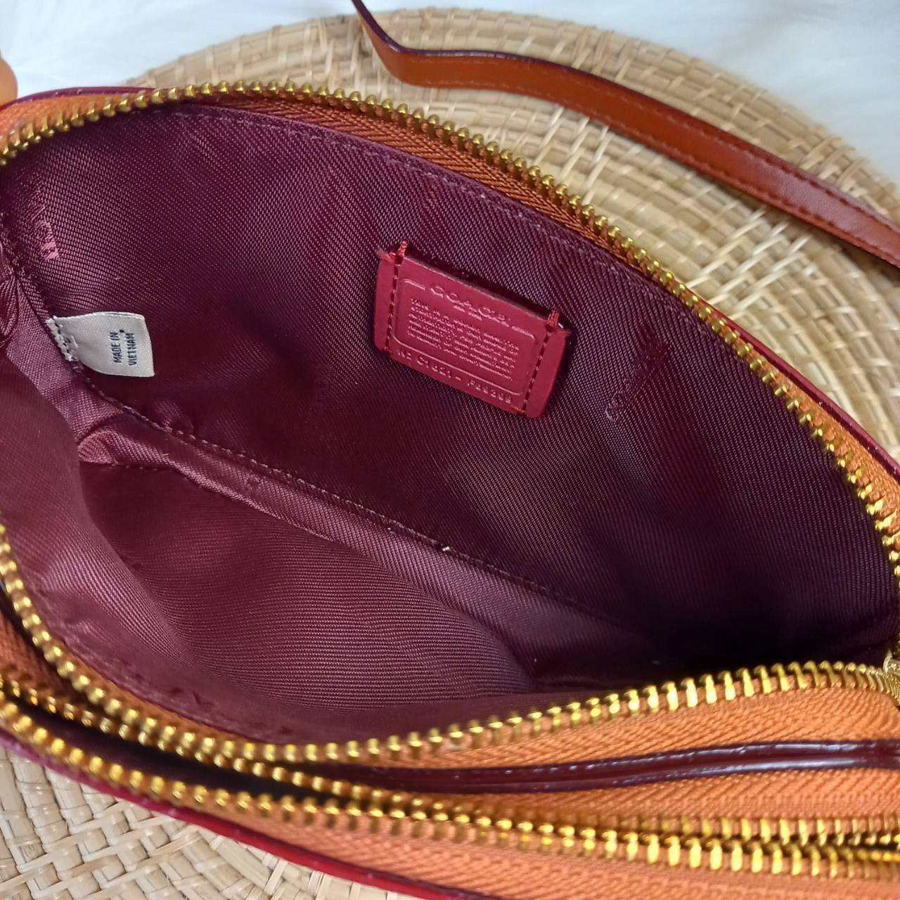 COACH KIRA CROSSBODY IN SIGNATURE CANVAS (COACH F89399)🍁เหมาะมือมาก หยิบใช้ง่ายสบายเลย🌈//รุ่นนี้ จะถือ จะคล้องมือ สะพายคลอสบอดี้ ได้หลายลุค จัดวางตามต้องการได้เลย // มีสายคล้องมือ และสายยาว สามารถถอดได้ทั้ง 2 สาย //เปิด-ปิดด้วยซิป มี2 ช่อง