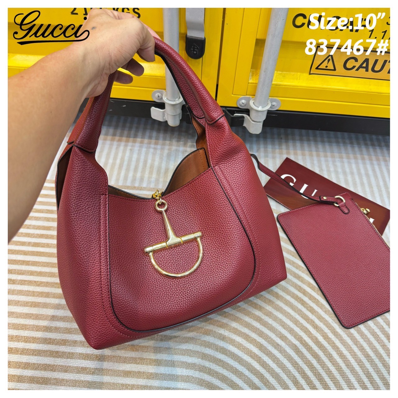 Gucci Softbit medium top handle bag กระเป๋าทรงโฮโบโฉมใหม่ อะไหล่เป็นเอกลักษณ์ของแบรนด์ในรูปแบบ Horsebit ครึ่งรูปขนาดใหญ่ หรูหราและใช้งานสะดวก รูปทรงสไตล์สบายๆ หนังลายเกรนสวยหรูนุ่มนวลพร้อมเท็กเจอร์อันโดดเด่น
