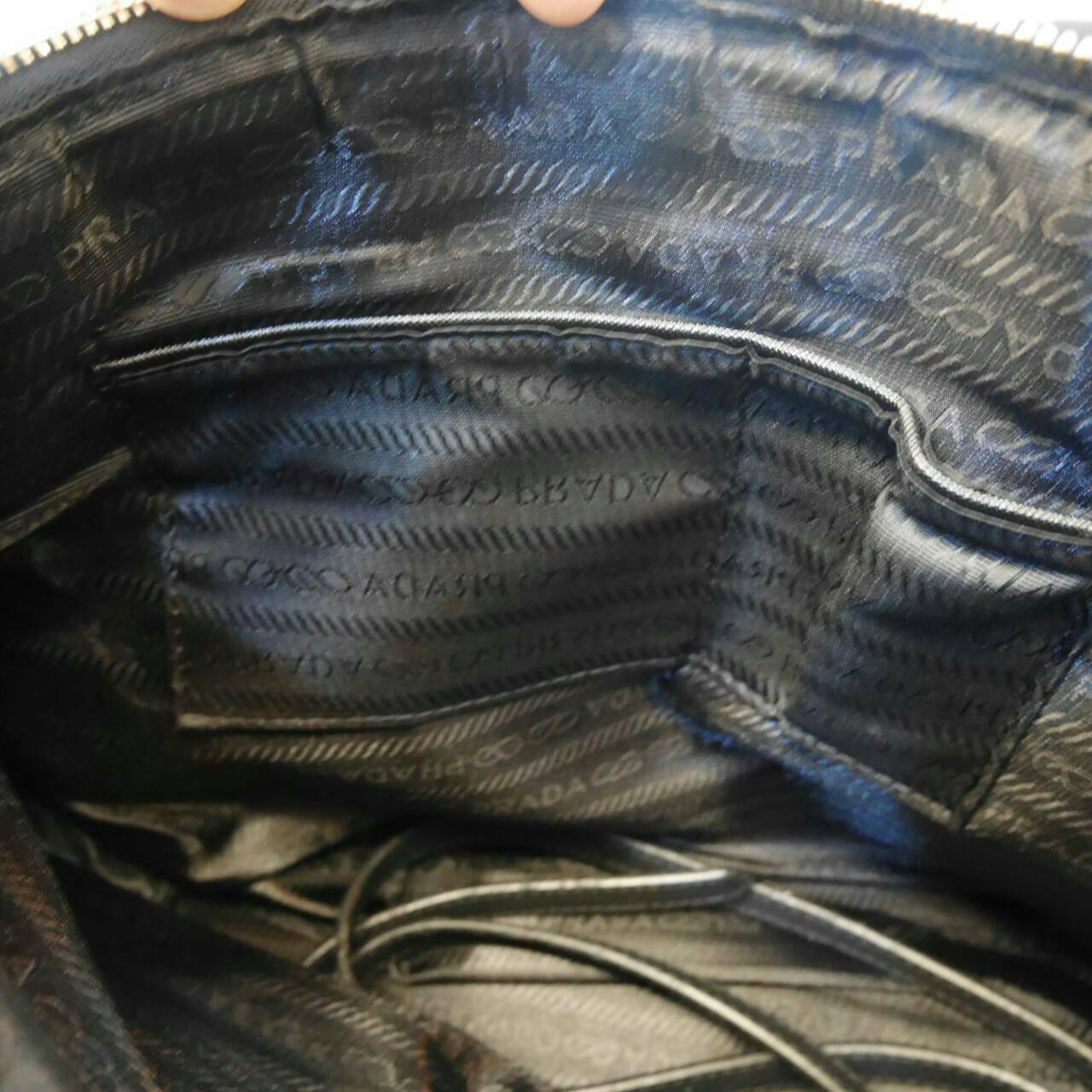 กรี้ดดด งานใบใหญ่ **ใส่ของจุใจ ก้มาน้าาา งานพรีเมี่ยมกิ้ฟ จากเคาเตอร์ต่างประเทศคะ จากแบรนด์ PRADA เป็น กระเป๋าผ้าไนล่อน ตามแบบฉบับของแบรนด์เลย หลงรักเลยคะ สะพายไหล่ได้ ถือก็สวยๆ ใช้แล้วสวยมากๆ ใส่ของได้เยอะเว่อร์ คุ้มราคา ห้ามพลาดเลยคะ!