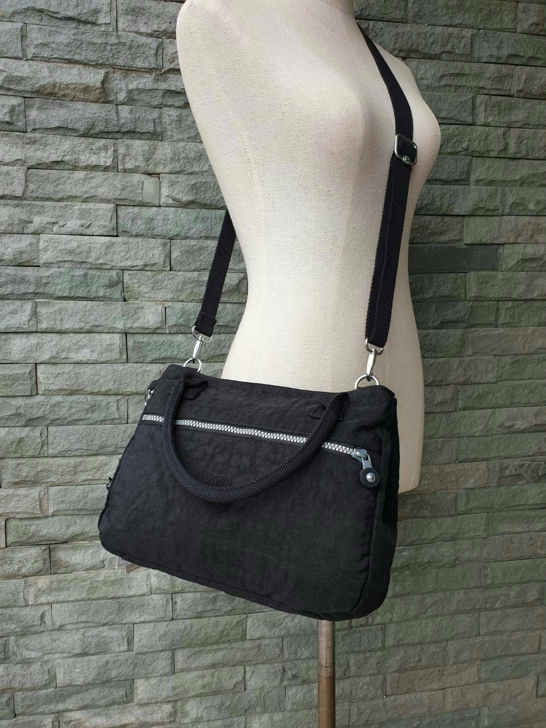 Kipling tote bag 2-way bag diagonally over handbags SEVRINE K15311 กระเป๋าถือ KIPLING รุ่น Sevrine แอคเซสเซอรี่ที่เหมาะแก่การพกพาในชีวิตประจำวัน จัดเก็บของให้เข้าที่ด้วยการแบ่งช่องกระเป๋าเป็น 2 ช่อง ดีไซน์โมเดิร์น กะทัดรัด คล่องตัวทุกการเคลื่อนไหว กระเป๋า