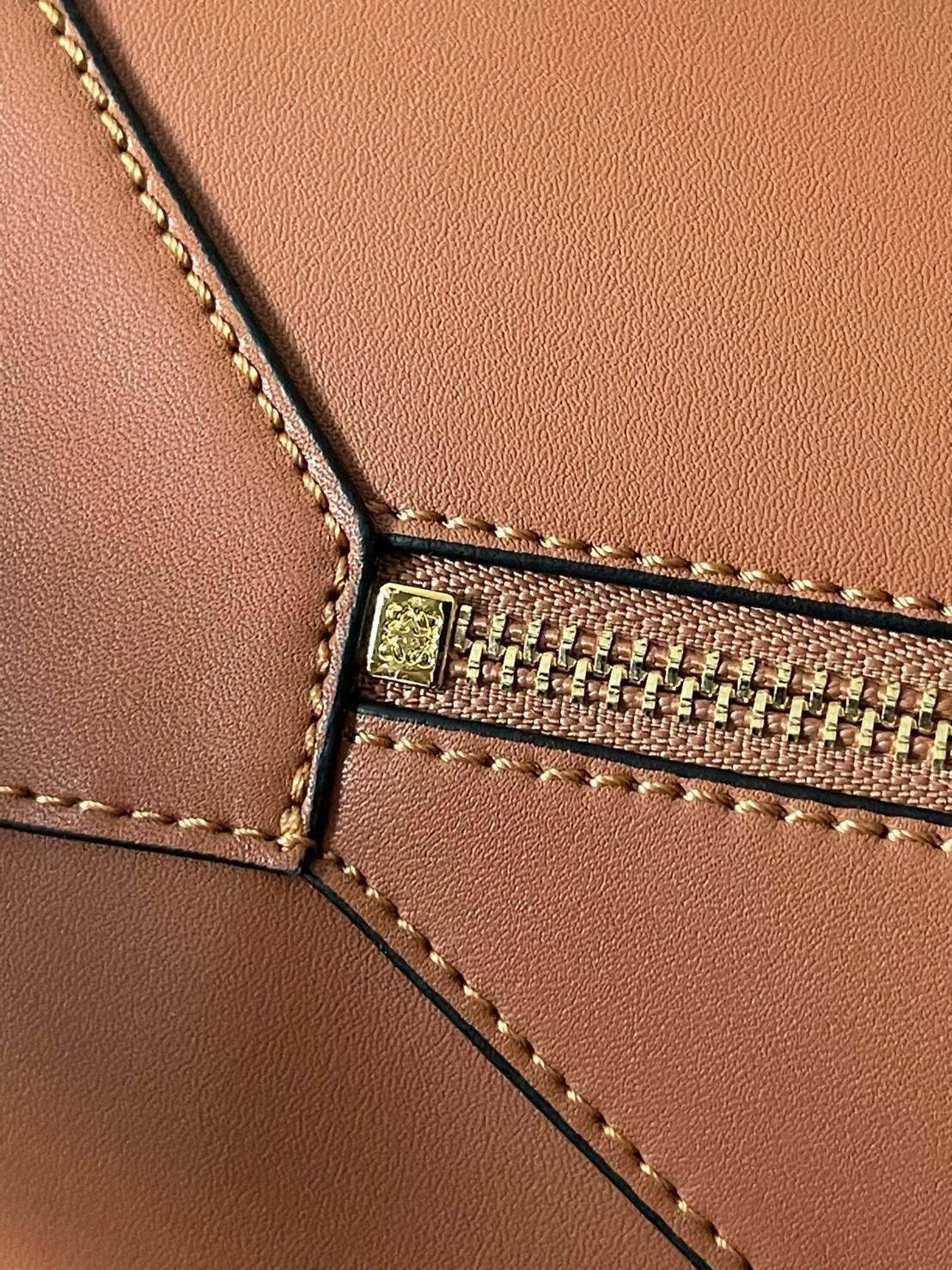 Loewe Puzzle Hobo bag กระเป๋ารุ่น Puzzle มีความพิเศษในหลายด้าน ไม่ว่าจะเป็นรูปทรงที่แปลกใหม่ มินิมอลด้วยโลโก้อนาแกรมแบบประทับ ดูหรู เป็นกระเป๋า Unisex ที่ไม่ว่าคุณจะเป็นผู้หญิงหรือผู้ชายก็ใช้งานได้ ลายกระเป๋าได้มาจากการนำหนังมาเย็บต่อกันทั้งหมด ถึงแม้ว่าข