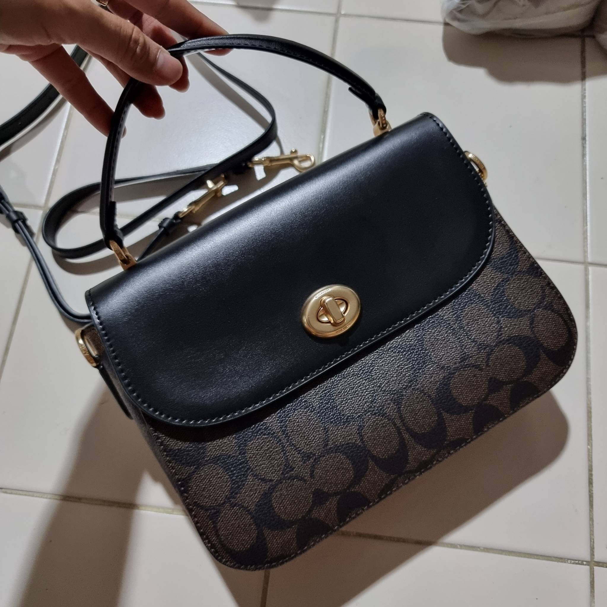 COACH C1765 MARLIE TOP HANDLE SATCHEL IN SIGNATURE CANVAS กระเป๋าถือ/สะพายข้าง มีดีไซน์ยูนีค โดดเด่น ตกแต่งโลโก้ด้านข้างอะไหล่ทอง สวยคลาสสิคด้วยวัสดุแคนวาสสลับหนังแท้ เปิด-ปิดด้วยตัวล็อคแน่นหนา ภายในเป็นช่องโล่ง ใส่ของได้ครบครัน มาพร้อมหูจับในตัวและสายสะพ