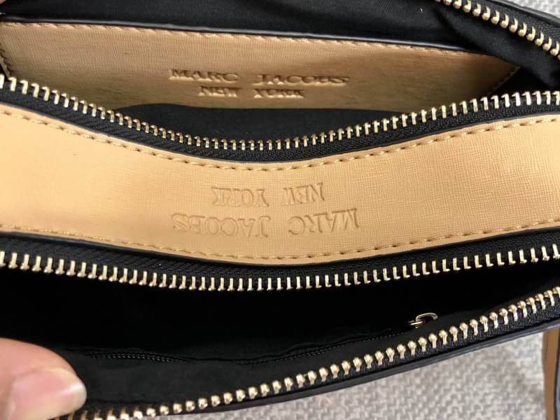 MACR JACOBS NEW YORK 2 ZIP กระเป๋าสะพายข้างหรือ crossbody ได้ค่ะ มาพร้อมสายสะพายมา 2 สาย ถอด และปรับระดับ ได้ทั้ง 2 สาย สลับใช้ไม่จำเจ ด้านหน้าตประดับ logo สวยหรู มี 2 ช่องซิปใส่ของ ภายในจุได้พอประมาณ มีช่องซิป และช่องเล็กใส่ของจุกจิก ที่จับซิปเป็นพวงหนัง