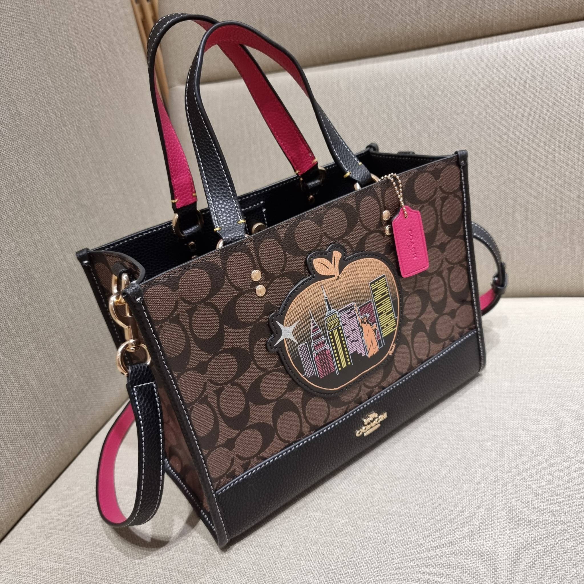 OUTLET 】COACH C6921 DEMPSEY CARRYALL IN SIGNATURE CANVAS WITH SOUVENIR SKYLINE APPLE ใหม่ล่าสุด จัดใหญ่ให้ไปเลย!! กระเป๋าทรงโท้ทไซส์ใหญ่กำลังสวย ใส่ของได้แบบจุๆ โดดเด่นด้วยโลโก้สุดหรู วัสดุหนังแคนวาสคุณภาพดีสลับหนัง pepble ภายในกระเป๋าเป็นช่องโล่ง ใส่ของส