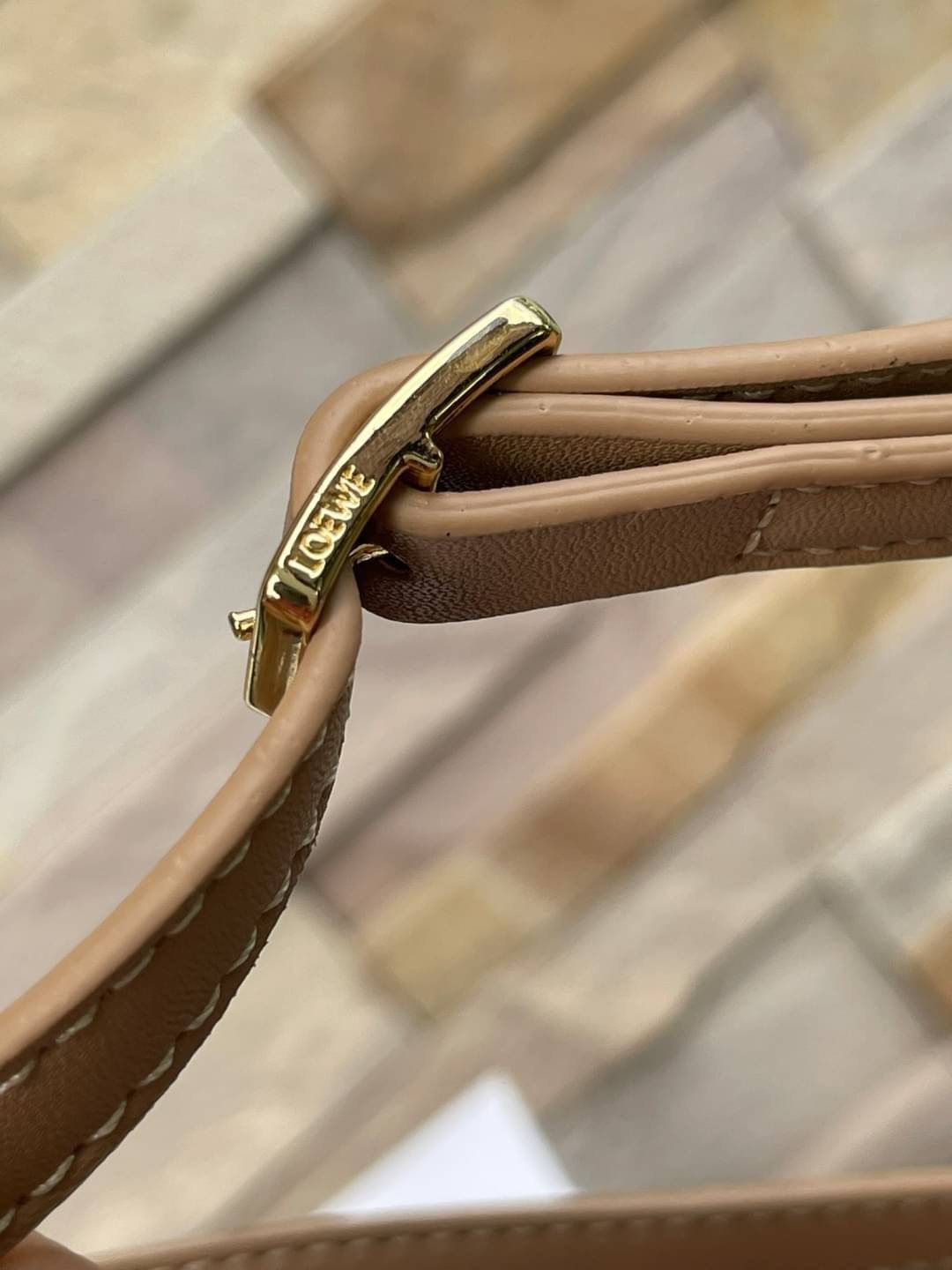 small : LOEWE Goya anagram small leather shoulder bag มาทำความรู้จักทุกดีเทลของ กระเป๋า GOYA ไอเท็มใบใหม่ล่าสุดจาก Loewe ด้วยรูปทรงกล่องอันคลาสสิกที่มาพร้อมรายละเอียดอันน่าค้นหา ด้วยรูปทรงบ็อกสุดคลาสสิก พร้อมโครงสร้างที่กะทัดรัดเปี่ยมไปด้วยสเน่ห์น่าค้นหา 