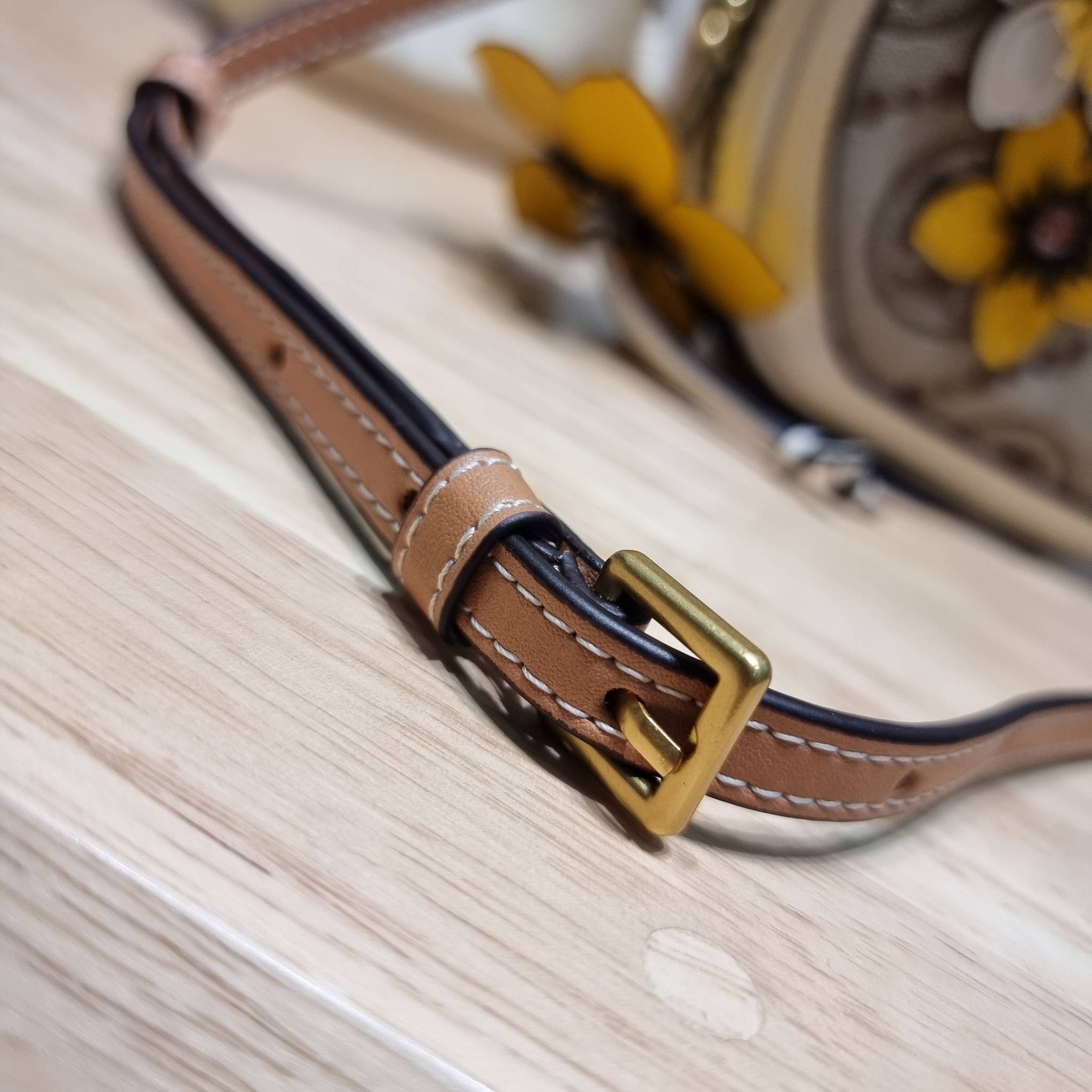 TORY BURCH T MONOGRAM FLORAL MOON CROSSBODY BAG คอลเลคชั่นใหม่ น่ารักให้ใจไปเลย กับประเป๋าสะพายทรงสวย ดีไซน์ใหม่ล่าสุด สไตล์งานคราฟ มีลูกเล่นประดับดอกไม้