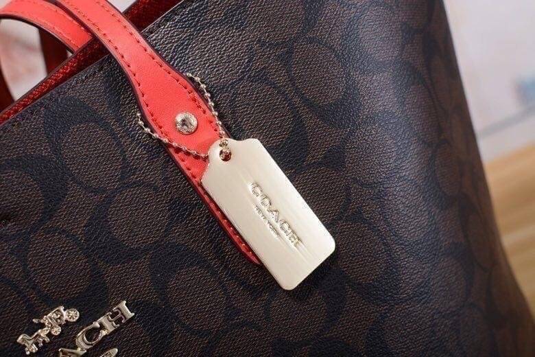 รุ่นยอดนิยม COACH TOWNTOTE IN SIGNATURE CANVAS F76636 กลับใช้ได้ทั้งสองด้าน ใบขนาดใหญ่จุใจ ใส่ของได้เยอะมากกก เป็นรุ่นที่สวยตลอดกาล ควรมีติดตู้ไว้เลยค่าา