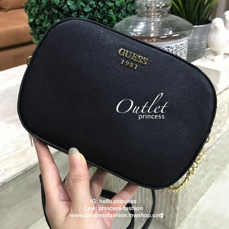 GUESS SAFFIANO SLING BAG กระเป๋าถือหรือสะพายจาก GUESS FACTORY หนัง Saffiano สวยอยู่ทรงขนาดมินิกำลังน่ารัก ด้านหน้าประดับโลโก้แบรนด์อะไหล่เงิน เปิดปิดด้วยซิปสะดวกใช้ ภายในมีโลโก้สามารถใส่มือถือiphone8+ ของจุกจิกได้ มาพร้อมสายสะพายโซ่ต่อหนังปรับไม่ได้ Cross