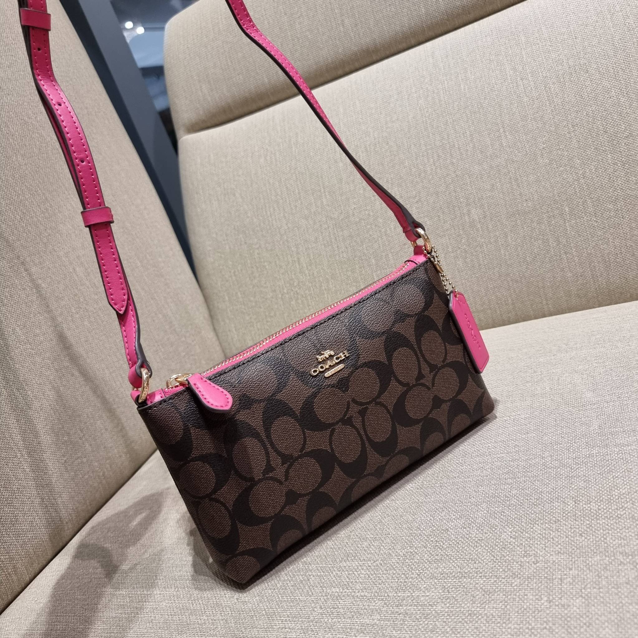 COACH C1653 ZIP TOP CROSSBODY SIGNATURE CANVAS คอลเลคชั่นใหม่ ปังและสวยไปอีกหนึ่ง สาวๆตามหาต้องไอเท็มนี้ กระเป๋าสะพายข้าง ใช้งานง่าย สายสะพายในตัว ปรับได้สบายๆ ดีไชน์รูปทรงออกมาคลาสสิค น่าใช้ วัสดุหนังแคนวาส เปิด-ปิดด้วยซิป ภายในเป็นช่องโล่ง มีช่องใส่บัตร