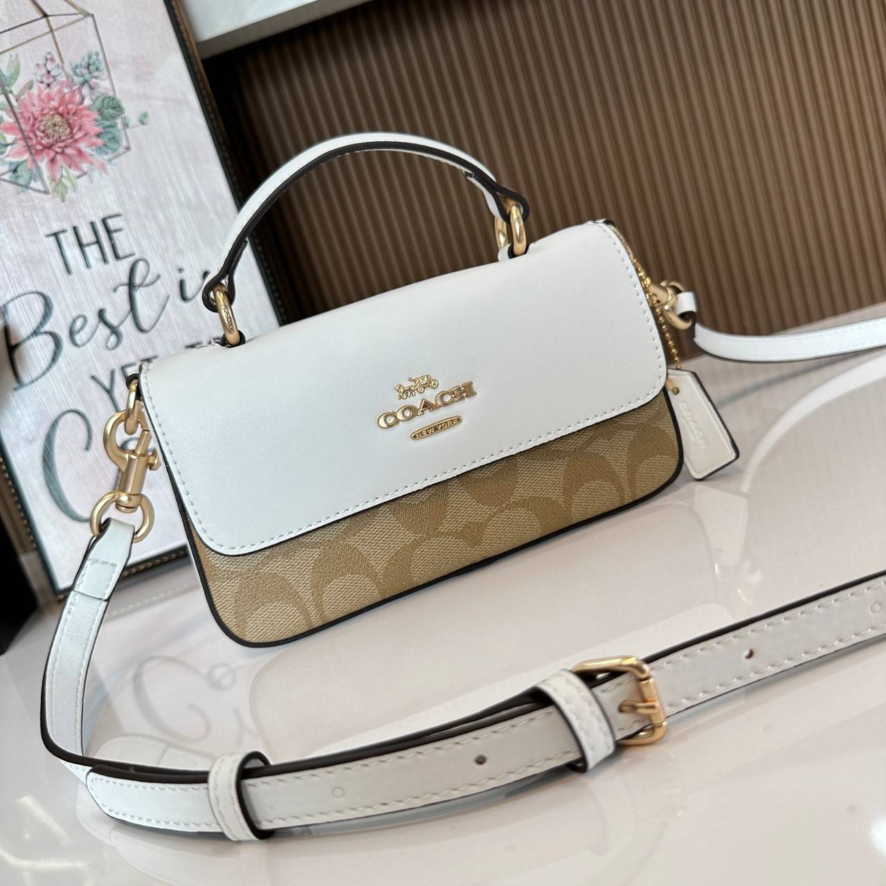Coach Mini Josie Top Handle Crossbody In Blocked Signature Canvas (cc340) ใหม่ล่าสุด กระเป๋าสะพายหรือถือใบเล็กกระทัดรัด วัสดุหนังตัดขอบหนังแท้ ภายในช่องโล่งกว้างสามารถใส่โทรศัพท์ iPhonePro max ได้ มีช่องใส่บัตรเครดิต 2 ช่อง เปิดปิดด้วนกระดุมแป๊ก ซับในผ้า 