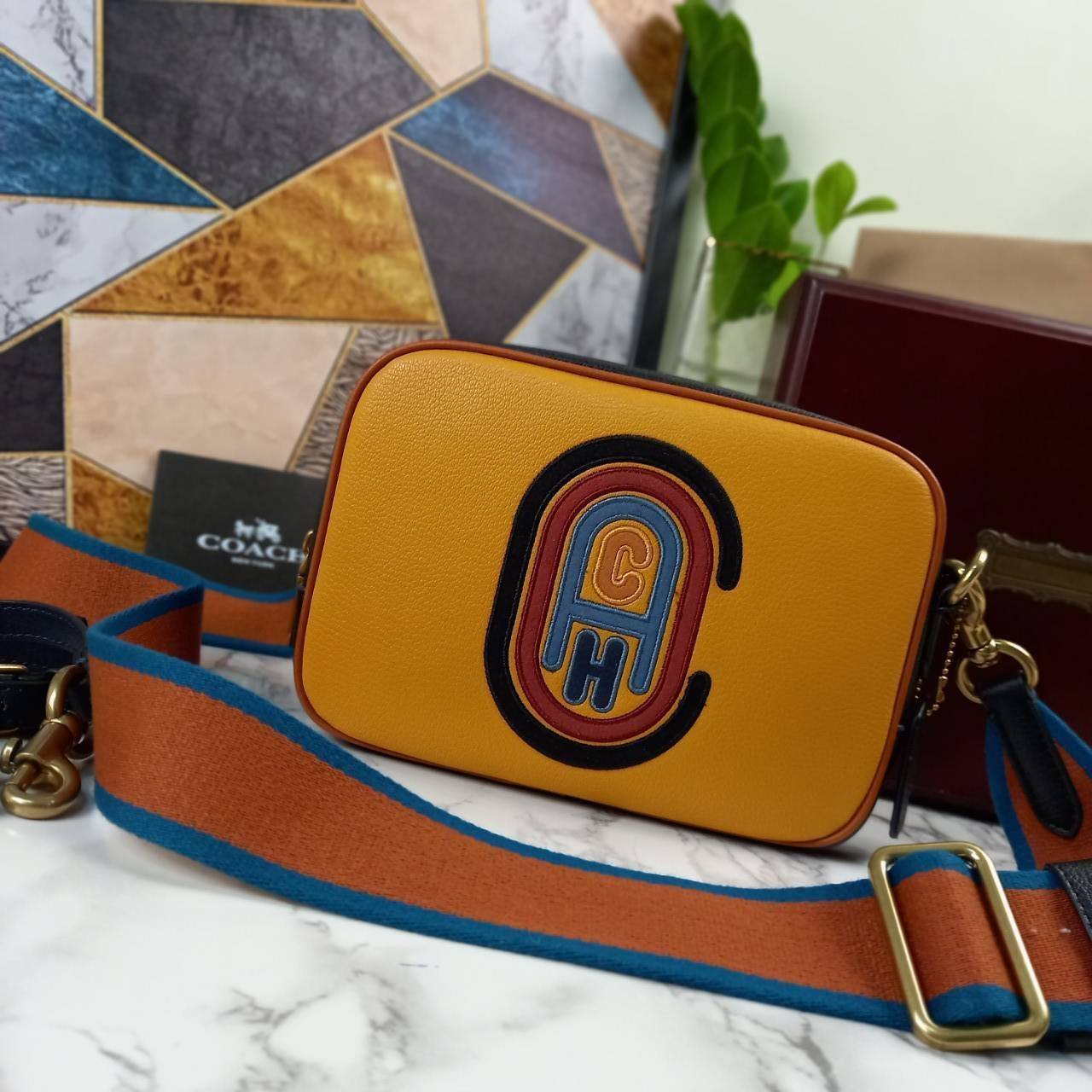 OUTLET 】COACH Camera Bag In Colorblock With Coach Patch (COACH F79278) 🍁หายากมากๆแล้วรุ่นนี้**จะถือ หรือสะพาย ได้ตามใจสั่ง //วัสดุหนังแท้เต็มใบ คุณภาพหนังดีมากๆ ปักโลโกตัวC ด้านหน้า ดูดีแบบไม่ซ้ำใคร //มาพร้อมสายสะพาย 2 สาย >>สายหนัง และสายสป