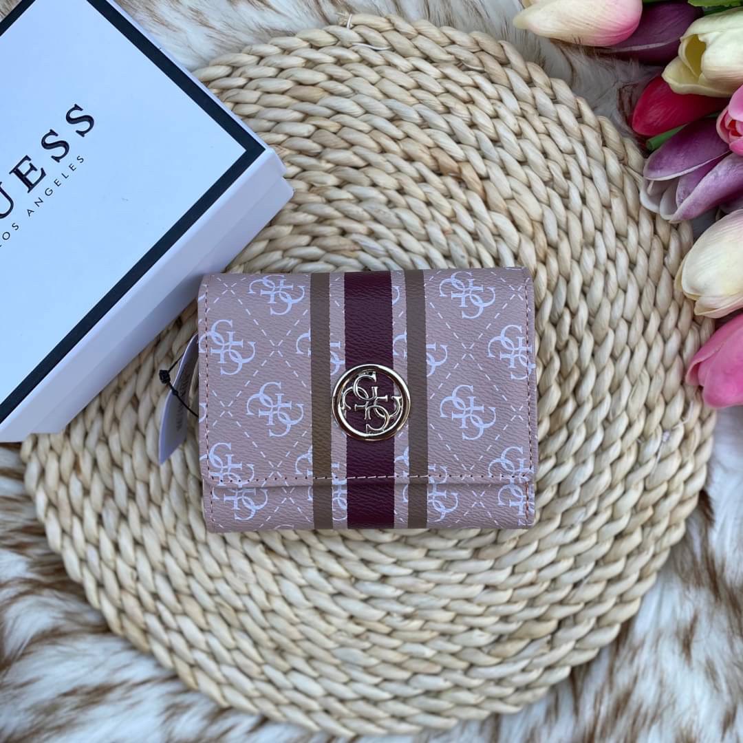 Guess wallet กระเป๋าสตางค์ใบสั้นซิปรอบทั้งใบ หนังลายแบรนด์ทั้งใบด้านหน้าติดโลหะโลโก้แบรนด์ หนังดีงามมาก