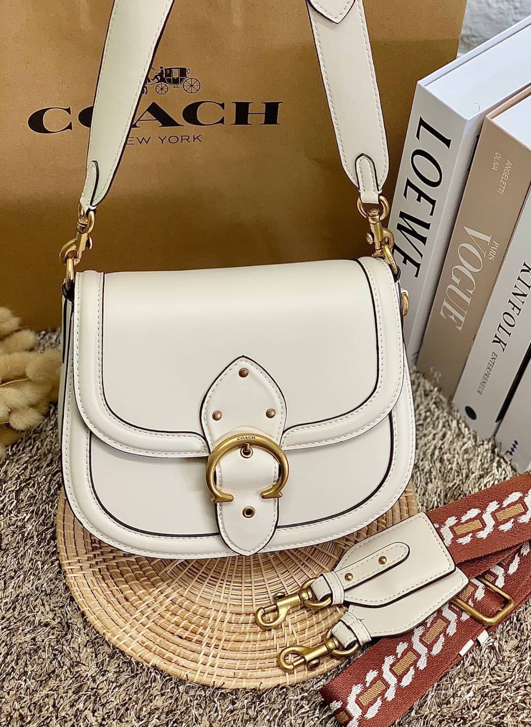 สวย หรู แถมสุดคุ้มกันเลยจร้าา💋 COACH BEAT SADDLE BAG ((C3837//C0749)) พร้อมส่งที่ไทยอีกครั้ง ห้ามพลาดค่าา!! กระเป๋าสะพายครอสบอดี้ร์ วัสดุหนังแท้ชั้นดีที่สุด! หนังสวย บวกกับอะไหล่แบรนด์ที่ดูเด่นคลาสสิคตรงด้านหน้าค่ะ เปิดปิดกระเป๋าแบบกดล็อค ภายในสาม