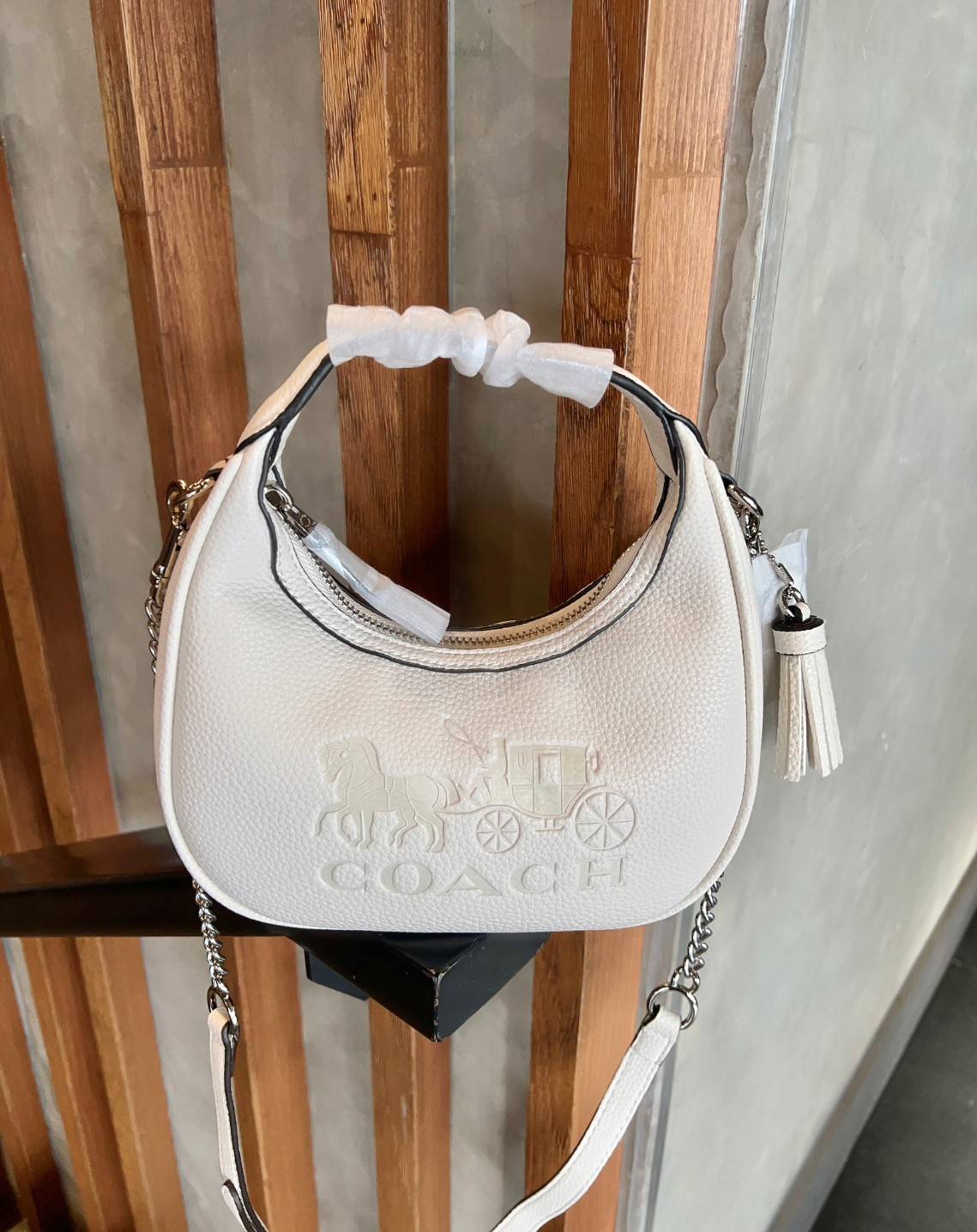 COACH CARMEN MINI CROSSBODY BAG กระเป๋ารูปทรงพระจันทร์โค้งมน น่ารักน่าใช้มากๆ!! เกรดท็อปออริ เกรดดีสุด สลับแท้ 1:1 ใช้ต่างประเทศได้