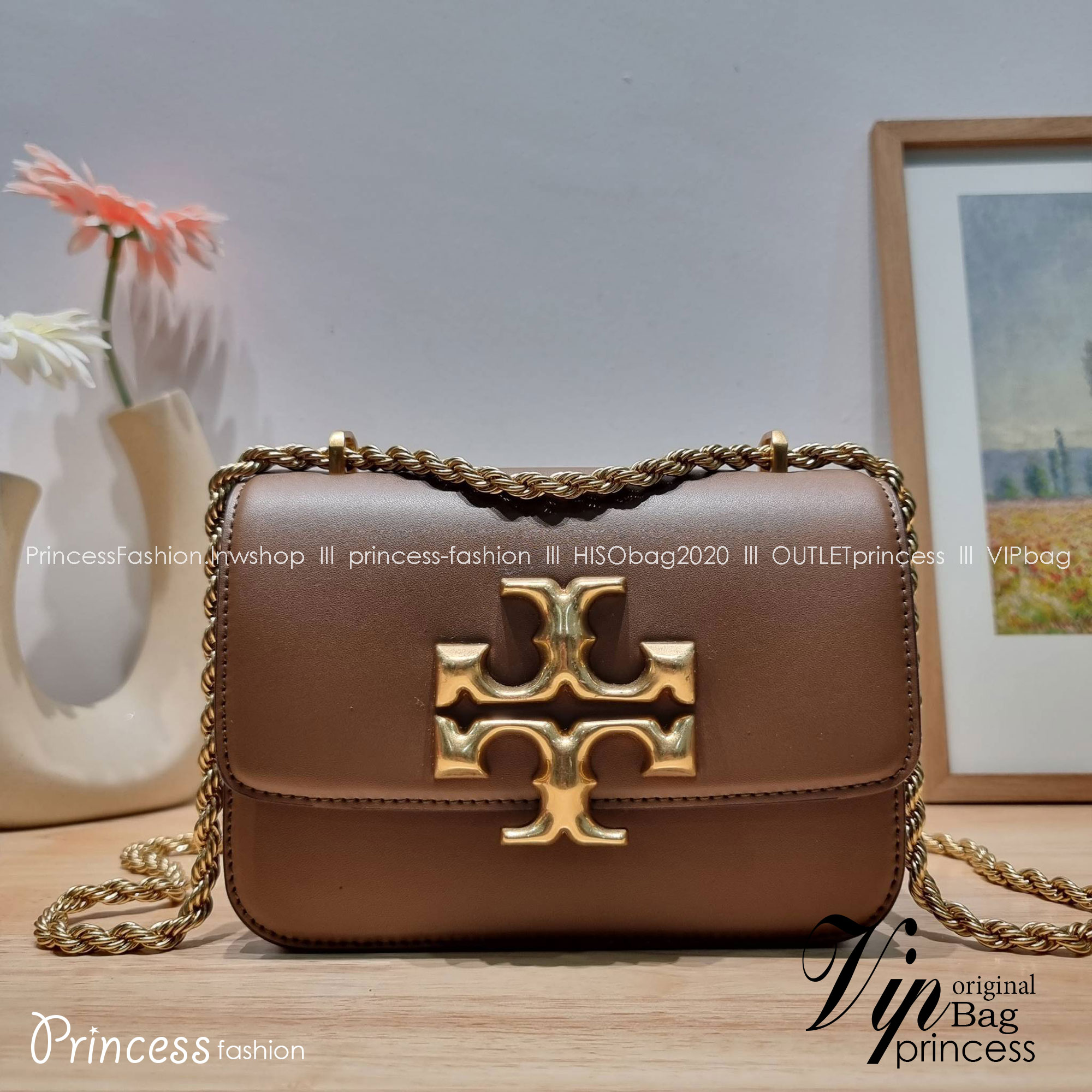 Tory Burch Bag / TORY BURCH ELEANOR SMALL CONVERTIBLE SHOULDER BAG ฮอตไอเท็ม รุ่นนี้ขายดีขายหมด สวยหรู คุณหนู ผู้ดี!! หายากมากแล้วน้า กระเป๋าสะพายข้าง ดีไซน์อยู่ทรง ขนาดกำลังสะดวกใช้ เปิด-ปิดด้วยแถบแม่เหล็ก