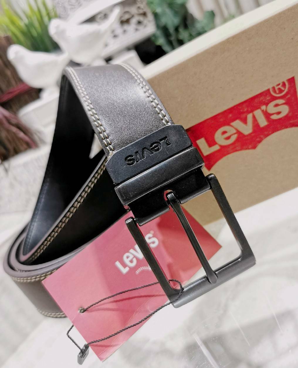 Levie's men reversible Leather Belt Gift Box รุ่นยอดนิยมสายเข็มขัดด้านหนึ่งเป็นสีดำอีกด้านเป็นสีน้ำตาลสามารถสลับด้านใช้ได้ หัวเข็มขัดอะไหล่โลหะปั้มโลโก้สามารถปรับพลิกหน้าหลังได้ดีไซน์คลาสสิคเข้าได้กับทุกชุดสายสามารถปรับได้หลายระดับ แข็งแรงทนทานสินค้า