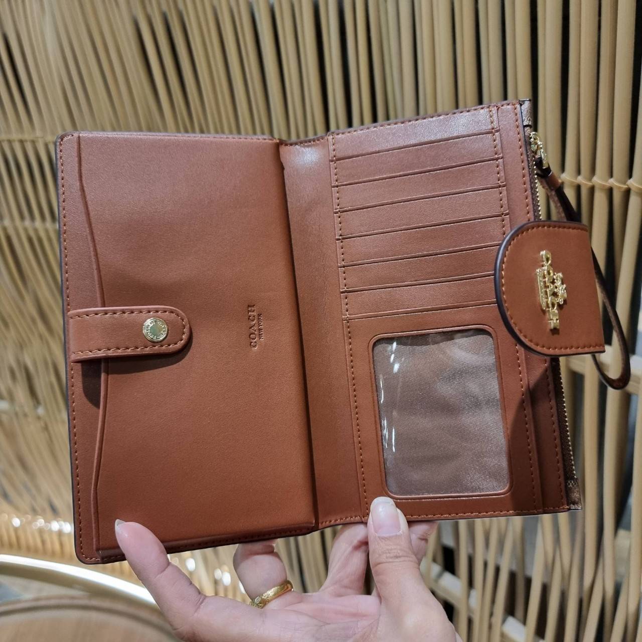 พร้อมส่ง 7 สี COACH C2874 TECH WALLET IN COLORBLOCK SIGNATURE CANVAS จัดให้สีใหม่ก่อนใคร!! ดีไซน์ใหม่ คอลเลคชั่นสวยหรู กระเป๋าสตางค์พร้อมสายคล้องมือ ง่ายต่อชีวิตมากจ้า!! มันดีอะไรเบอร์นี้ ใส่ได้ทั้งบัตร และโทรศัพท์ก็ใส่ได้ทุกรุ่น แถมยังมีช่องซิปแยกไปอีก ช