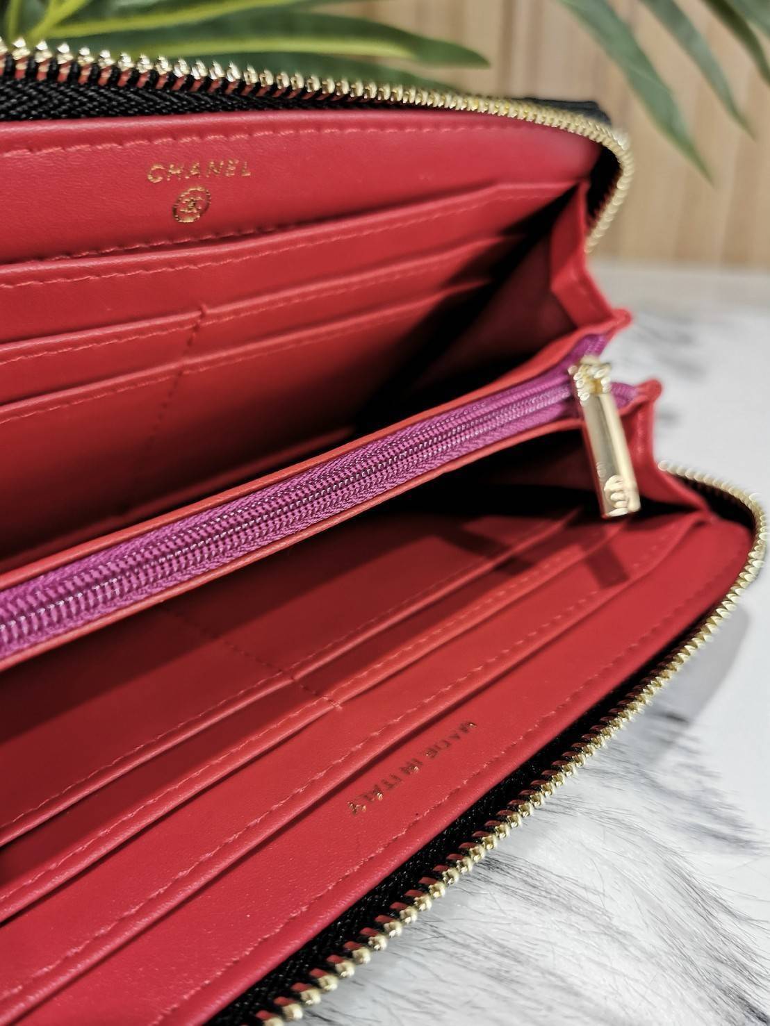 พรีเมี่ยมกิ๊ฟแท้ 100% 】Chanel Beaute Wallet Complimentary VIP Gift With Purchase (GWP) กระเป๋าสตางค์พรีเมี่ยมกิ๊ฟ จาก Chanel Cosmetic Counter Duty free วัสดุหนังคาเวียร์สวยหรูเปิดปิดด้วยซิปสะดวกใช้ ด้านหน้าประดับโลโก้แบรนด์อะไหล่ทอง