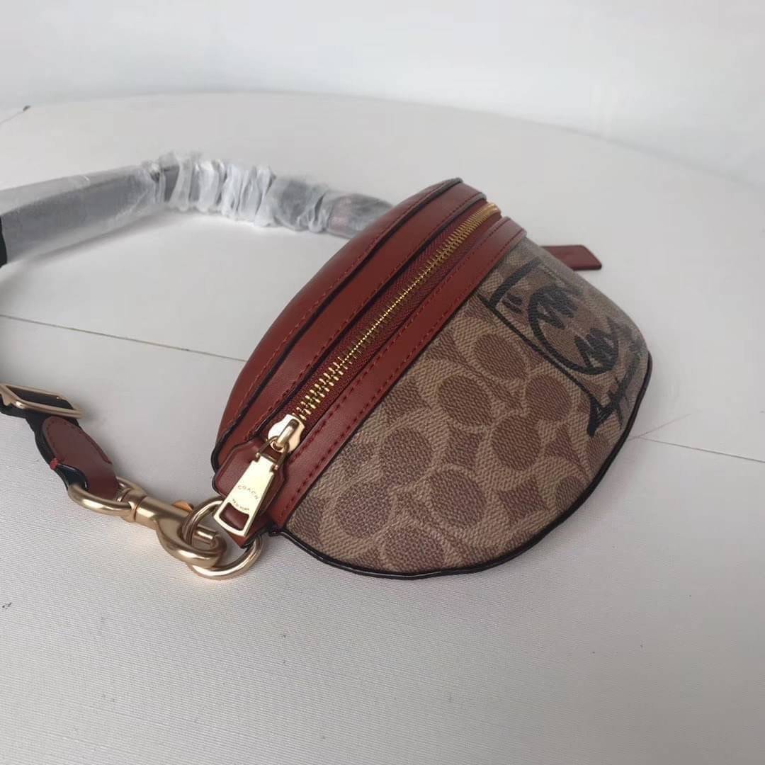 LIMITED EDITION !! COACH BELT BAG IN SIGNATURE WITH REXY BY GUANG YU กลับมาอีกครั้งกับ Coach X Disney สวยงามมากๆค่ะ คาดอก คาดเอวได้ ลาย C ตัดขอบหนังเรียบ มีช่องซิปทั้งหน้า//หลัง ใส่มือถือได้ทุกรุ่น;พาสปอร์ตได้ ;กระเป๋าเงินใบกลางได้;อื่นๆจำเป็นได้ครบค่ะ.