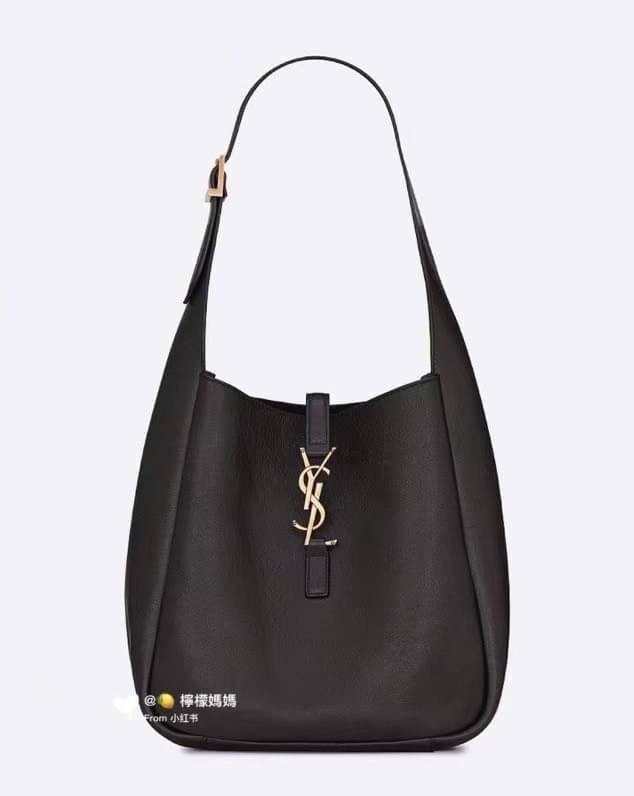 YSL Le 5 a soft hobo bag / YSL Tote 2022 มาใหม่มากก พร้อมส่งที่นี่ที่เดียวเลยค่า กระเป๋าที่สาวๆ ตามหากันหนักจริงๆ ตามรอยคุมโรเซ่ไปเลยค่าา งานเกรดออริจินอล หนังซอร์ฟสวย ภาพสินค้าถ่ายจากงานขายจริง ใช้งานต่างประเทศได้