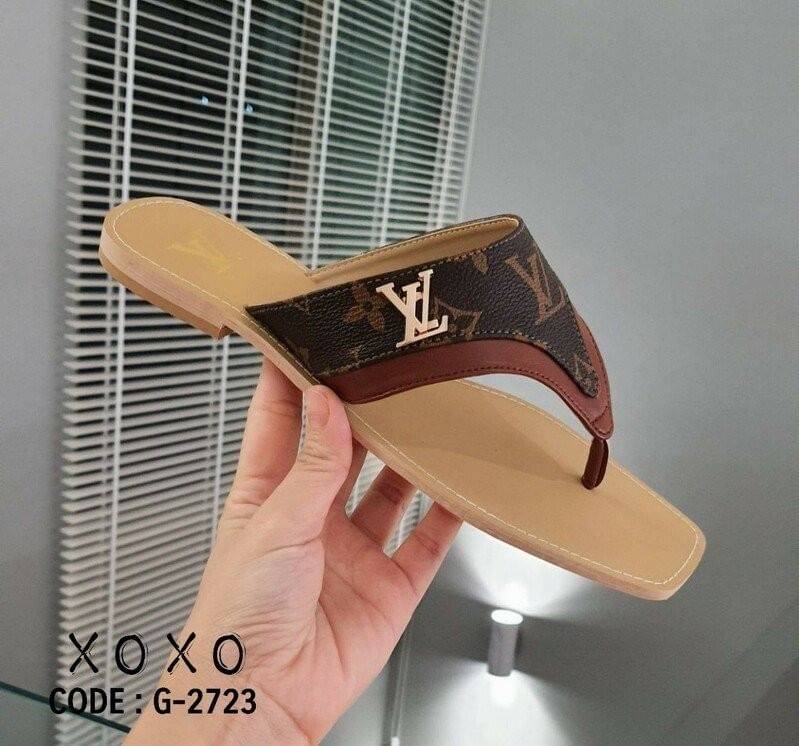 Louis Vuitton Sandals แตะหนีบ พื้นยางไม้ก๊อกอย่างดี หนังลาย LV สวยหรู ติดอะไหล่โลโก้สีทอง สวย เด่น น้ำหนักเบา แมทส์ชุดง่าย