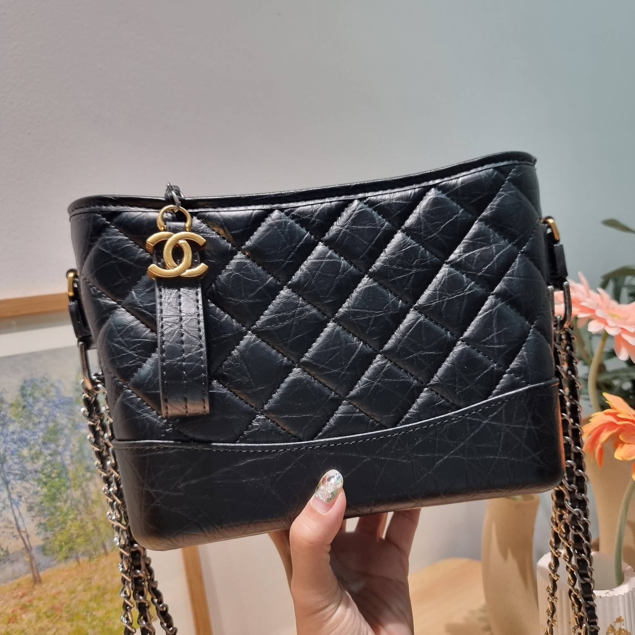 CHANEL Gabrielle Bag Medium สวยคลาสสิค No.1 ต้องยกให้ไอเท็มนี้เท่านั้น กับกระเป๋าสะพายซิกเนเจอร์ ดีไซน์ไม่เหมือนใคร เป็นเอกลักษณ์