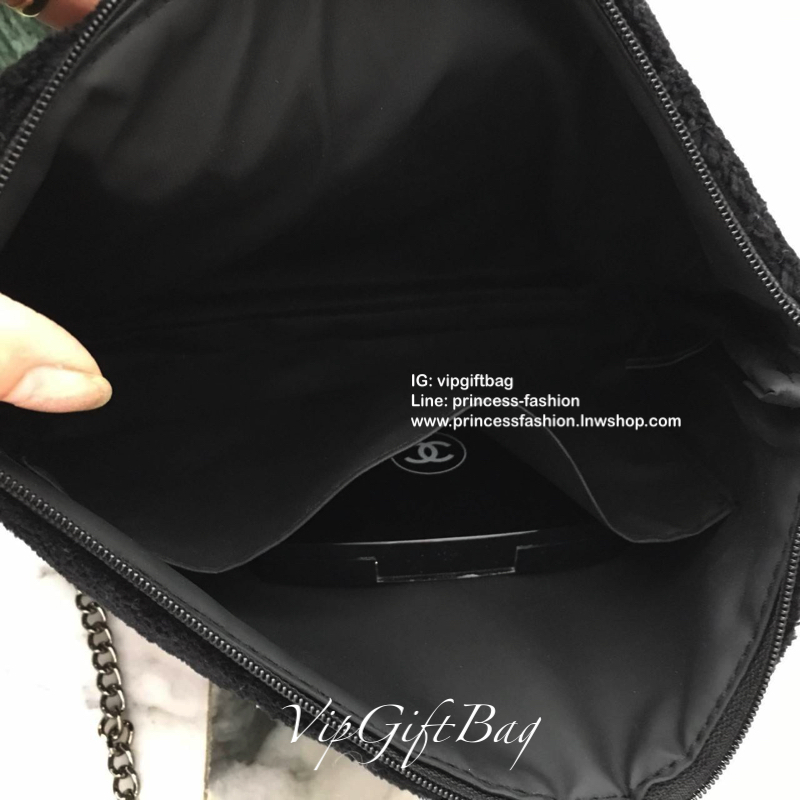 "New Color" Of 2019 Chanel Black Clutch bag งานพรีเมี่ยมกิ้ฟท์จากเคาเตอร์แบรนด์ดัง ของแท้จากแบรนด์ chanel ขนาดกะทัดรัด สะพายพร้อมสายโซ่ อะไหล่เงินรมควัน ผ้าขนสัตว์ฟูนุ่ม ด้านหน้าประดับโลโก้แบรนด์สีขาว ปิดเปิดด้วยซิปที่จับปั้มแบรนด์ ด้านในมีช่องใ