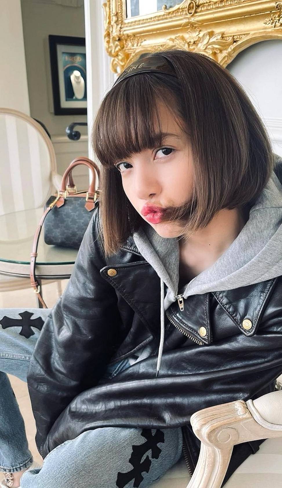 CELINE MINI CROSSBODY BAG VIP วัสดุ Triomphe Canvas สวยอยู่ทรงดีไซน์ยอดนิยมทรง Speedy ไม่มีเอ้าท์ค่ะ เปิดปิดด้วยซิปแบรนด์อะไหล่ทอง ใส่กระเป๋าสตางค์ มือถือ ของจุกจิกได้เยอะ หูจับแข็งแรงพับลงได้ พร้อมสายหนังยาวปรับระดับได้ถอดได้ อะไหล่แบรนด์สีทองหรูมีโลโก้ 