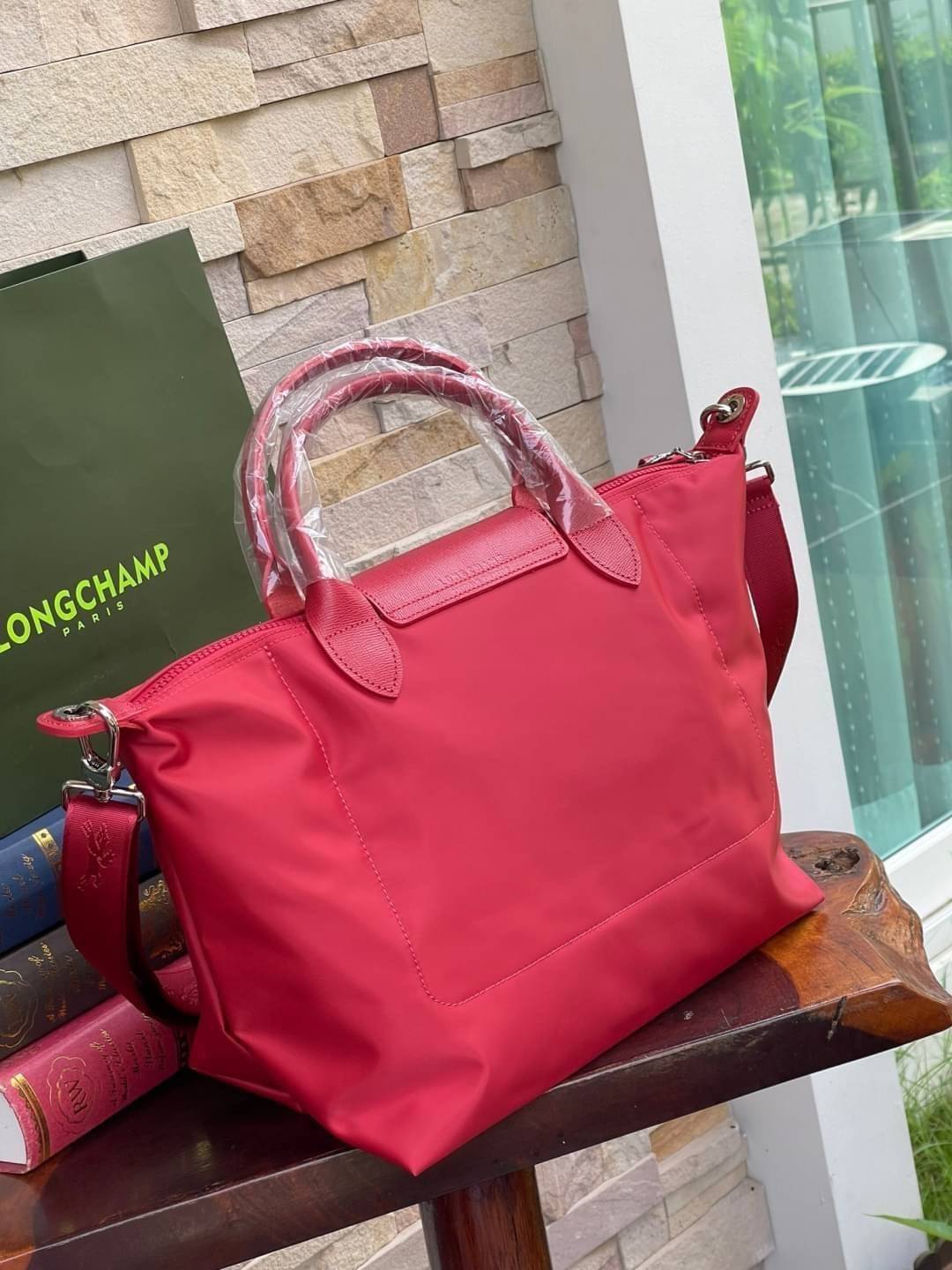 8สี พร้อมส่ง Longchamp LE PLIAGE NÉO TOP HANDLE BAG (medium size) อีกหนึ่งรุ่นยอดนิยม ที่สาวๆ ต้องมีไว้เก็บไว้สักใบ กระเป๋าโท้ทใบนี้ มาพร้อมกับสีที่มีสไตล์เรียบง่าย มีสายสะพายยาวปรับสั้นยาวได้ช่วยให้คุณสามารถสะพายไหล่ได้อย่างสบาย ในตัวสายปักโลโก้อันเป็นสั
