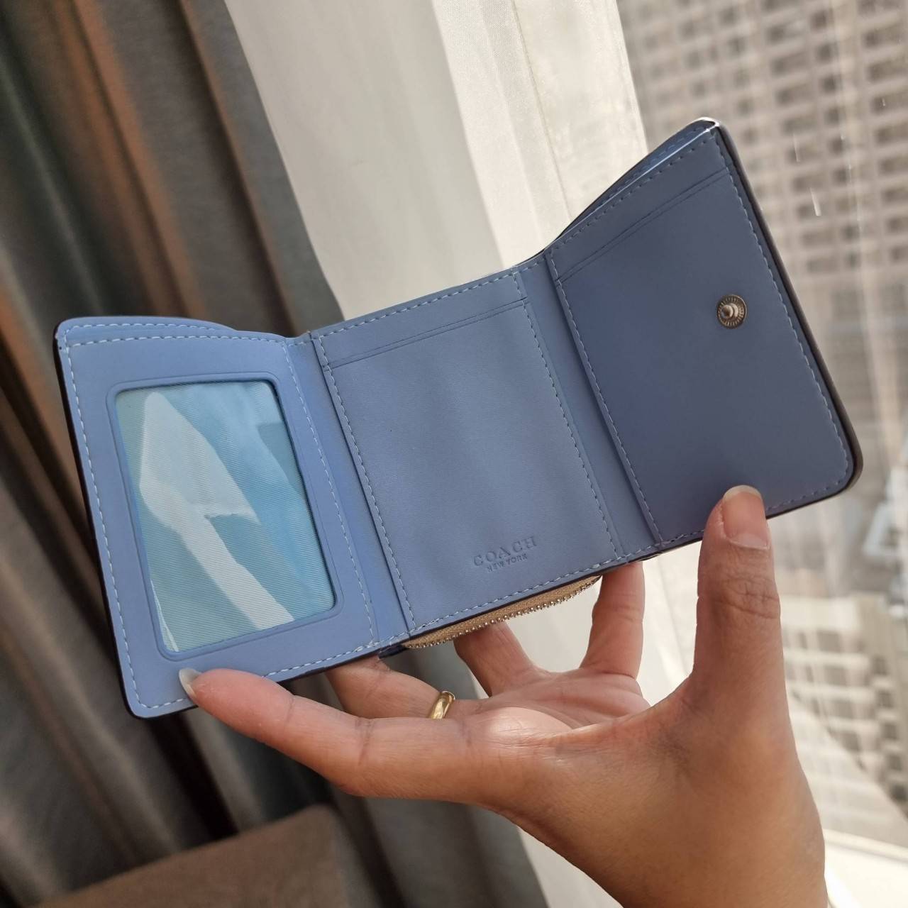 OUTLET 】COACH F41302 SMALL TRIFOLD WALLET IN SIGNATURE CANVAS สวยคลาสสิค พกพาง่าย ใบเล็กน่ารักน่าใช้ ต้องยกให้ใบนี้จ้า 💗💋 ตอบโจทย์คนชอบพกน้อยที่สุด!! กระเป๋าสตางค์ใบสั้นหนังแคนวาสเคลือบคุณภาพดี ภายในเป็นหนังแท้ ใส่บัตร ใส่ธนบัตรได้ทุกชนิด 