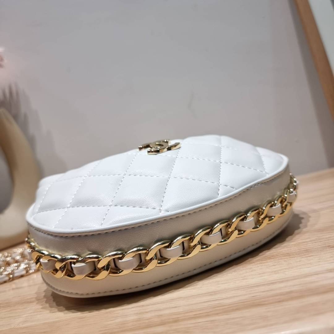 Chanel Pouch Hot item 2023 กระเป๋าสะพายกึ่งพอช ใบเล็กน่ารักน่าใช้ ถือไปไหนก็อัพลุคปัง วัสดุหนังแกะ สัมผัสนิ่มมือ หูจับในตัว ปรับได้อีกเล็กน้อย มาพร้อมสายสะพายโซ่