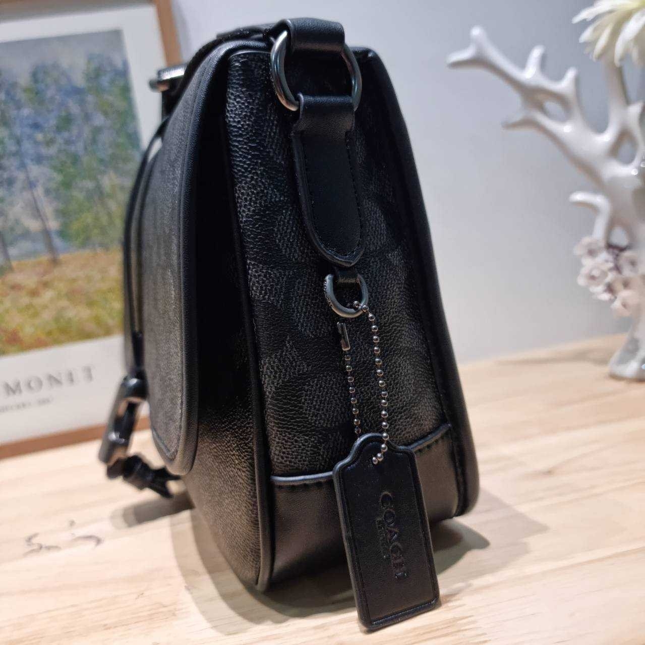 COACH CU202 LEAGUE MESSENGER BAG IN SIGNATURE CANVAS กระเป๋าสะพายทรง messenger สุดฮอต ที่ดีไซน์รูปแบบให้สปอร์ตขึ้น และหรูขึ้น แต่ยังคงคลาสสิค ขนาดใบใหญ่กำลังดี