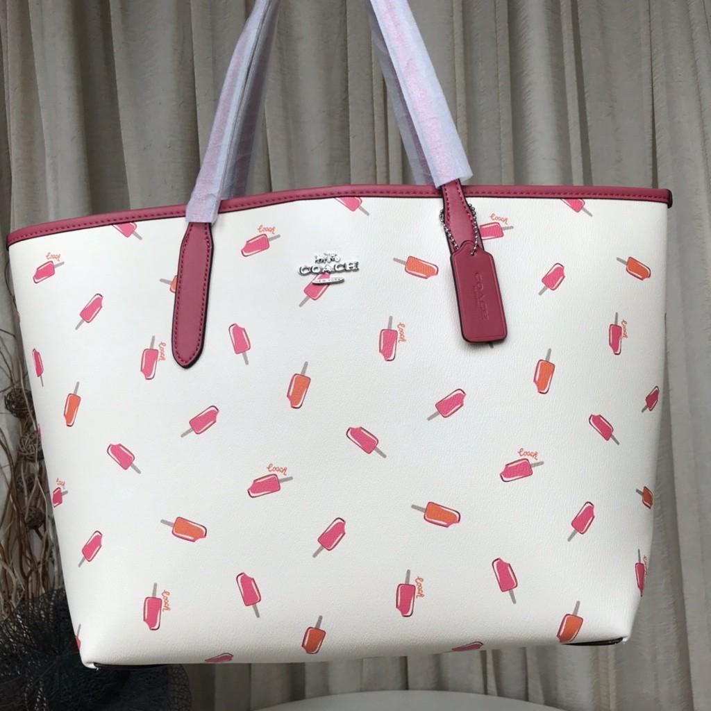 OUTLET 】COACH C4119 CITY TOTE WITH APPLE PRINT COACH CITY TOTE WITH POPSICLE PRINT C4277 แจกความน่ารักสดใส ด้วย 2 รุ่น กับเหล่าแอปเปิ้ลเขียวที่ยกมาทั้งสวน!! และลวดลายไอศครีมโทนชมพูแสนหวาน ดีไซน์ดึงดูดความสนใจได้ดีเลยทีเดียว กระเป๋าทรงช็อปปิ้งใบใหญ่ ที่จุย