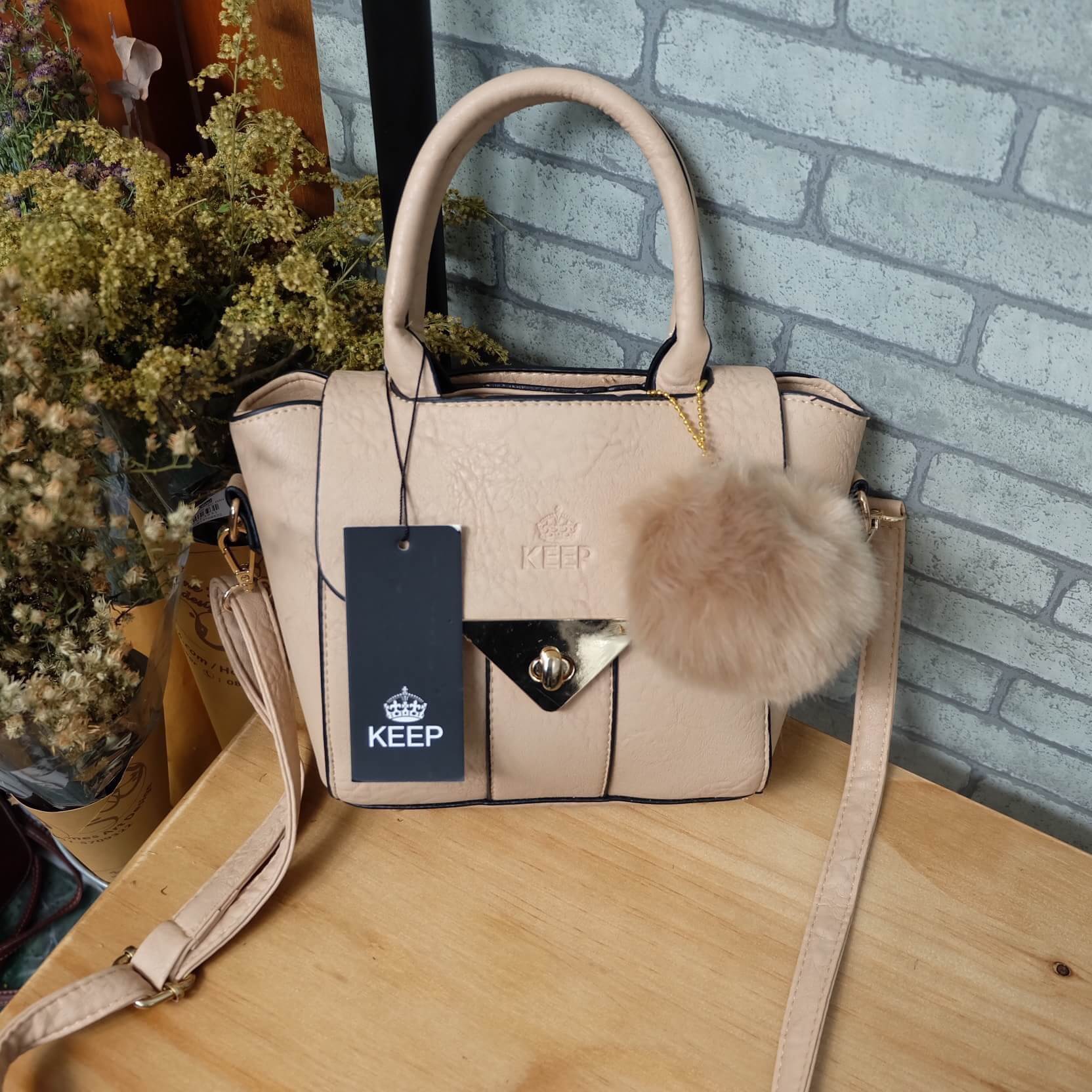 New arrival ! จากแบรนด์ KEEP #จุดเด่นที่ >ลายหนังสวยชัด >เนื้อ matte ถือสะพายเข้าง่ายกับทุกชุด >ขนากกระเป๋ามินิ กะทัดรัด คะ ใส่ กปต ยาว มือถือได้ > มีช่องย่อยแบ่งเก็บของด้านใน เป็นสัดส่วน >ก้นมีหมุดรองหนัง >มีสายยาวสะพายได้ ปรับ free siz