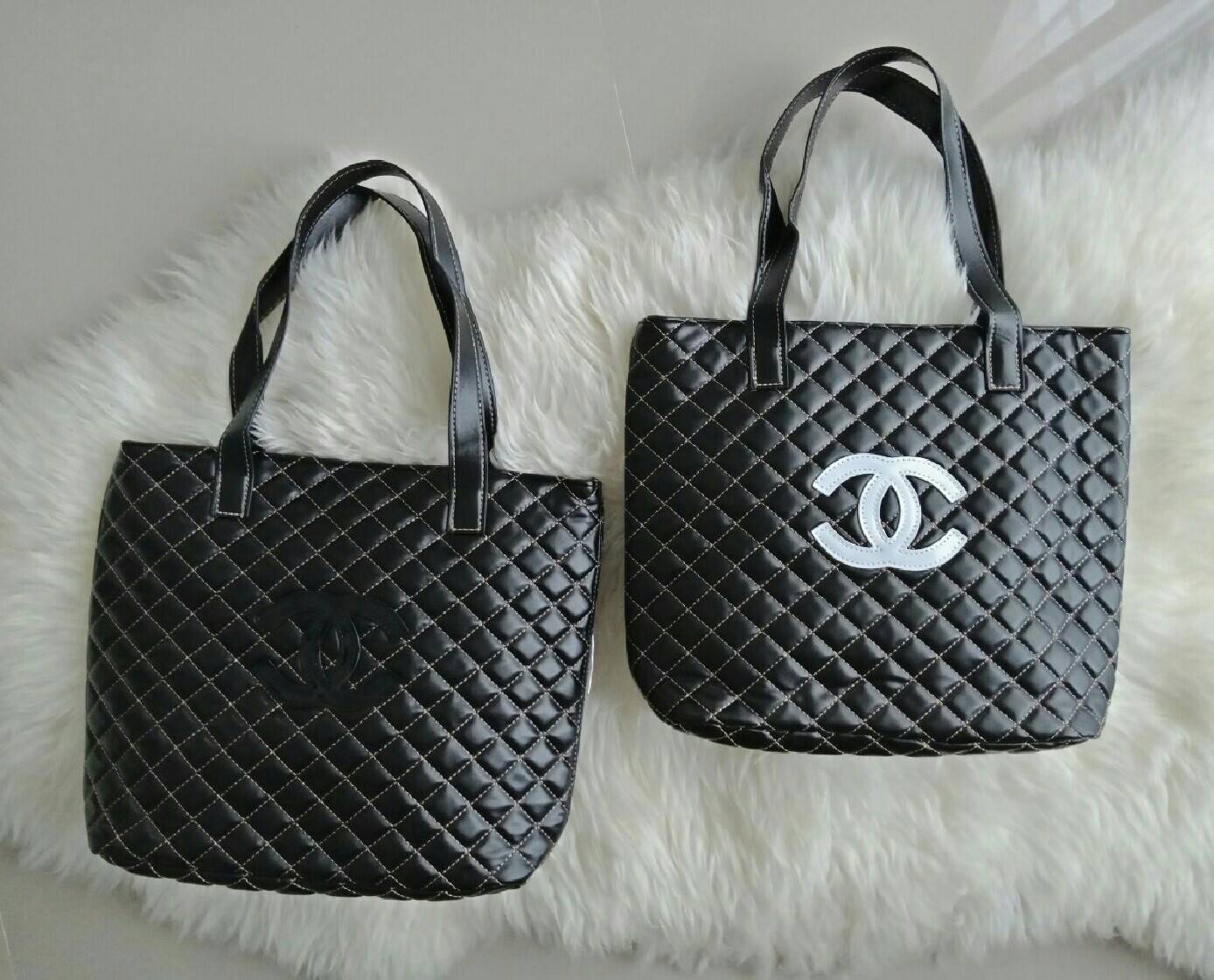CHANEL LARGE VIP TOTE BAG สินค้าสมนาคุณจากงาน VIP GIFT แบรนด์ดังสุดหรูอย่าง CHANEL โดดเด่นด้วยตัวกระเป๋าขนาดใหญ่ จุของได้เยอะ วัสดุหนัง PU นิ่ม ด้านหน้าปักด้วยโลโก้ CC หนังแก้ว เปิดปิดด้วยกระดุมแม่เหล็ก ด้านในผ้าบุปั้มแบรนด์ชาแนล มีช่องใส่ของใหญ่ แถมแบ่งช