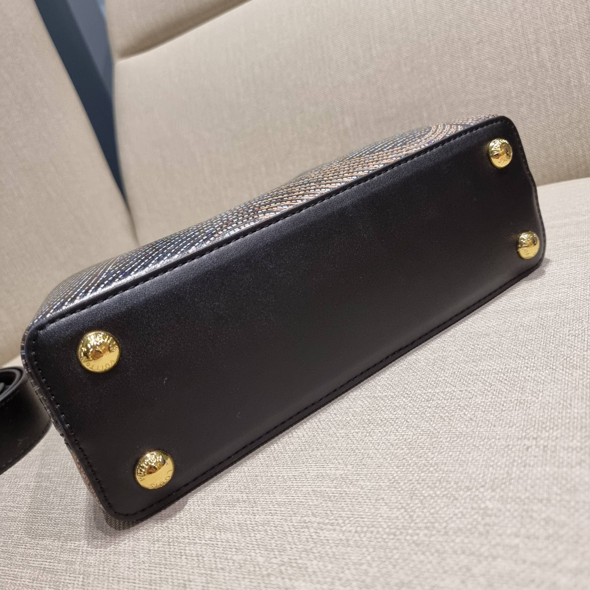 LV capucines top handle วีไอพีพรีเมี่ยมกิ๊ฟจากเคาน์เตอร์ ที่สุดของความสวยในราคาเบาๆ กระเป๋าถือสุดหรู ดีไซน์ทรงคลาสสิค พร้อมลวดลายหรูหรา มาพร้อมหูจับในตัว ด้วยรูปทรงวินเทจและวัสดุหนังแท้ ขับผิว ทำให้ไอเท็มนี้สะกดทุกสายตาจริงๆ และยังมีลูกเล่นที่ฝาปิดกระเป๋า