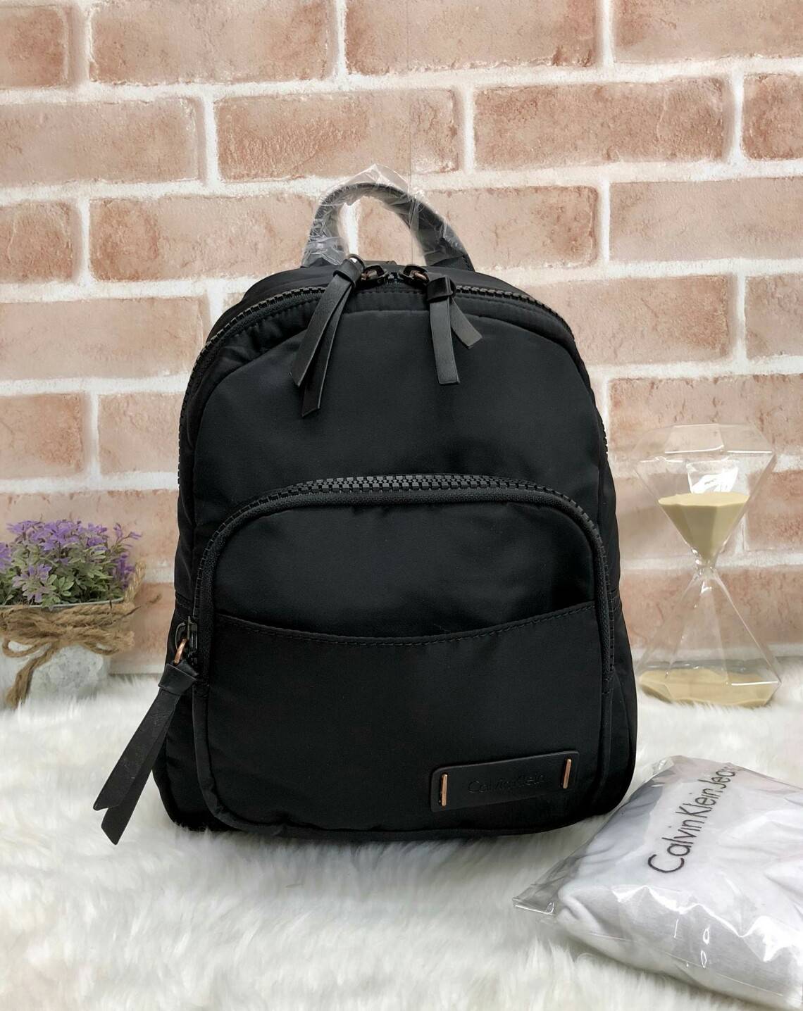 Calvin Klein Nylon Mini Backpack - New arrival !!! กระเป๋าสะพายหลัง วัสดุ nylon คุณภาพดี เนื้อผ้าลื่นแวว - ด้านหน้าติดโลโก้แบรนด์ มีช่องใส่ของจุกจิก 2 ช่อง - เปิดปิดกระเป๋าด้วยซิปคู่ ที่จับเป็นหนัง ช่องหลักภายใน โล่งกว้าง จุได้เยอะค่ะ