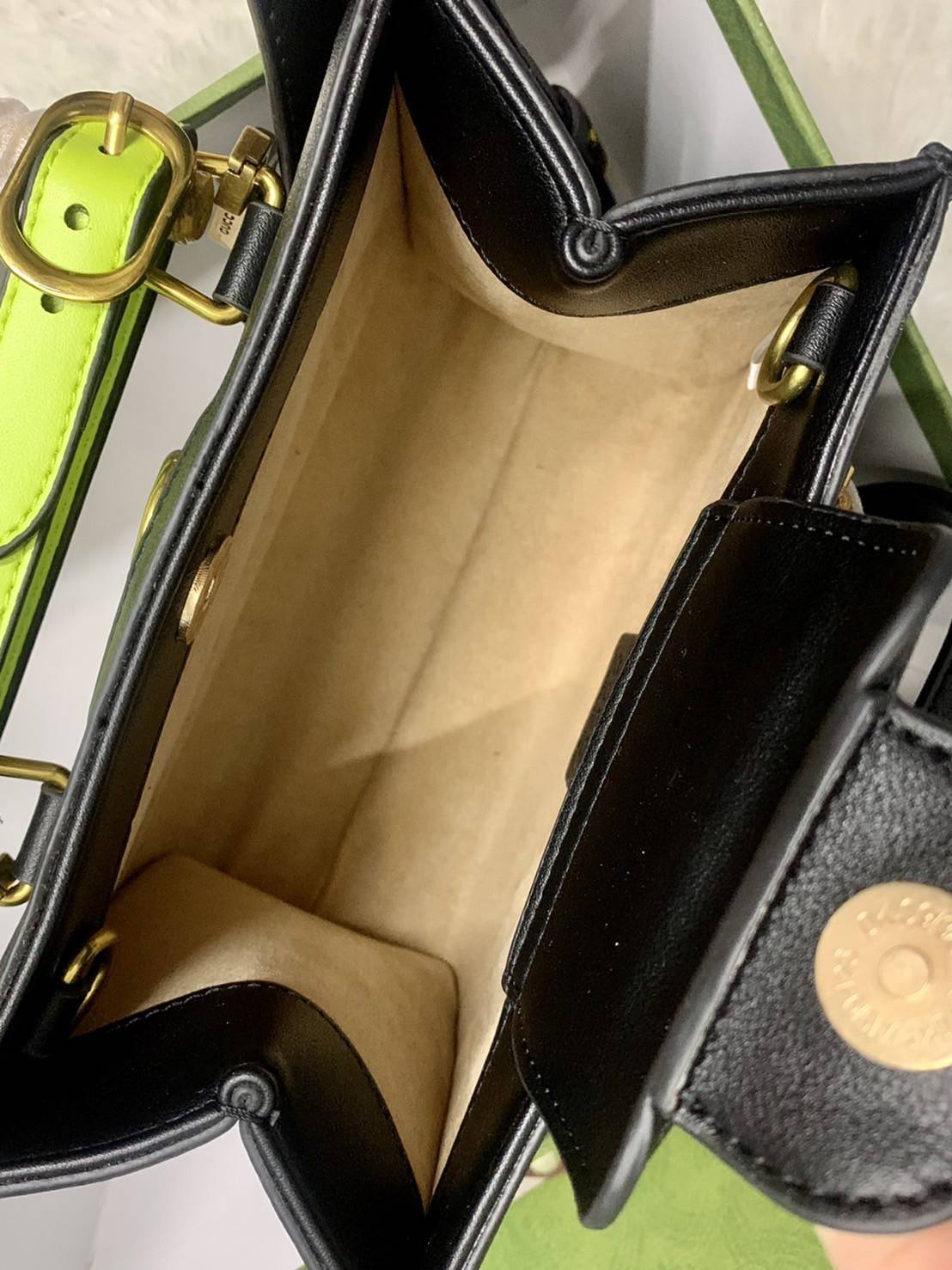 กระเป๋า GUCCI สไตล์งานหูไม้ไผ่ Size mimi รุ่น Gucci Diana Bag กระเป๋าสุดคลาสสิกดีไซน์มาใหม่พร้อมเข็ดขัดหนังสีสะท้อนแสงประดับตรงหูกระเป๋า กระเป๋าทรง tote วัสดุหนังแท้ (calfskin) อะไหล่ทอง ขนาดกำลังดี งานสวยตั้งอยู่ทรง มีสายสะพายยาว 1เส้น สามารถปรับระดับได้