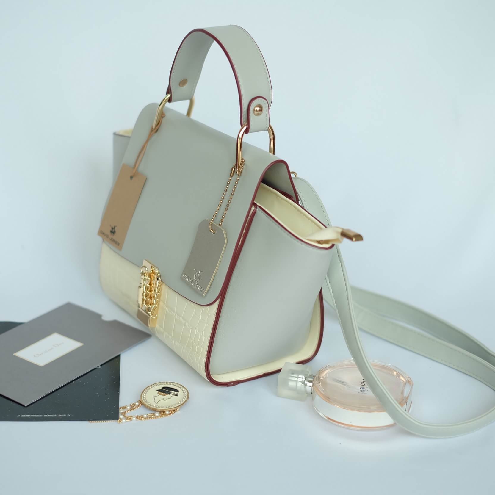 งานแท้ชนช้อป ทรงขายดี มาใหม่สวยหรูมากคะ กระเป๋าถือ / สะพายจาก แบรนด์ David jones หนังอย่างดี ขนาด กำลังดี มีช่องใส่ของจุกจิกด้านใน สีสวยคะ เข้ากับชึดได้ง่ายมากๆ ใบนี้แนะนำเลย สวยมาก สีSweetPastel