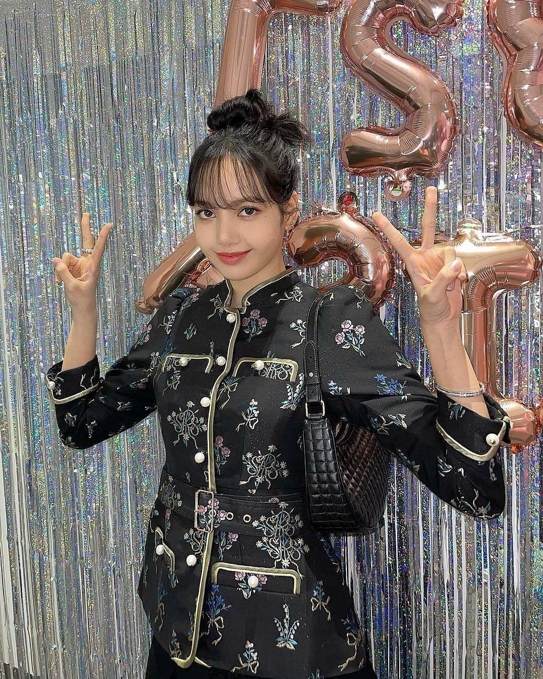 พรีเมี่ยมกิ๊ฟแท้ 100% 】CELINE SHOULDER BAG VIP GIFT WITH PURCHASE (GWP) พรีเมี่ยมกิ๊ฟ Limited Edition จาก CELINE HAUTEPARFUME DUTYFREE COUNTER วัสดุ LAMBSKIN หนังนิ่มสวยอยู่ทรงดีไซน์หรูฮิตสุดๆในเกาหลี เปิดปิดด้วยซิปแบรนด์สีทอง