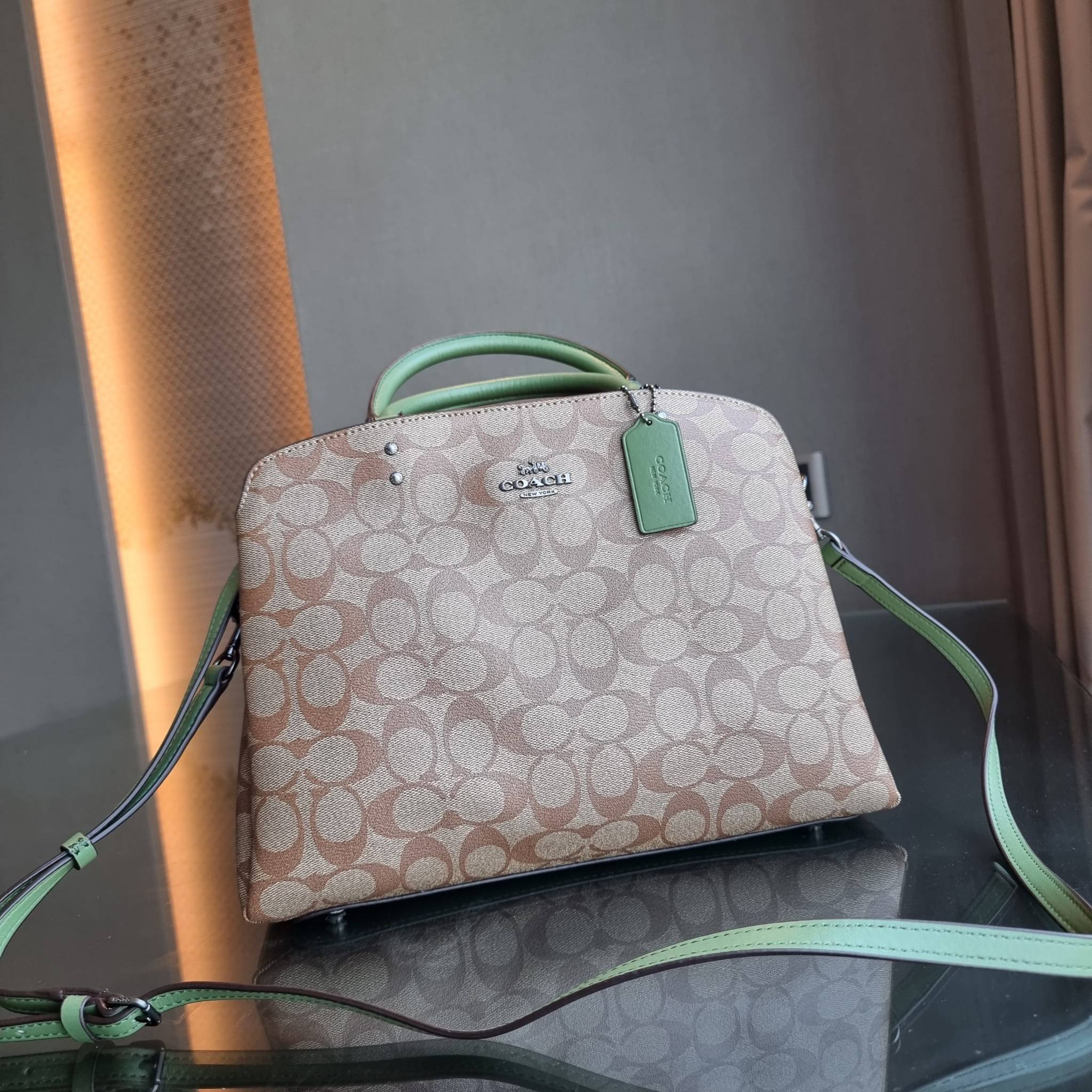 COACH F91495 LILLIE CARRYALL IN SIGNATURE CANVAS สีใหม่ล่าสุด กับรุ่นที่สุดของความขายดี รอบนี้ใบใหญ่จุใจ กระเป๋าสะพายทรงสวย ที่ดีไซน์ออกมาให้ใช้งานง่าย สะดวก สวย หรู ดูดี!! วัสดุหนังแคนวาสเคลือบลาย มาพร้อมสายสะพายข้างและหูจับในตัว ถอดออกถือคล้องแขนเก๋ๆ หร