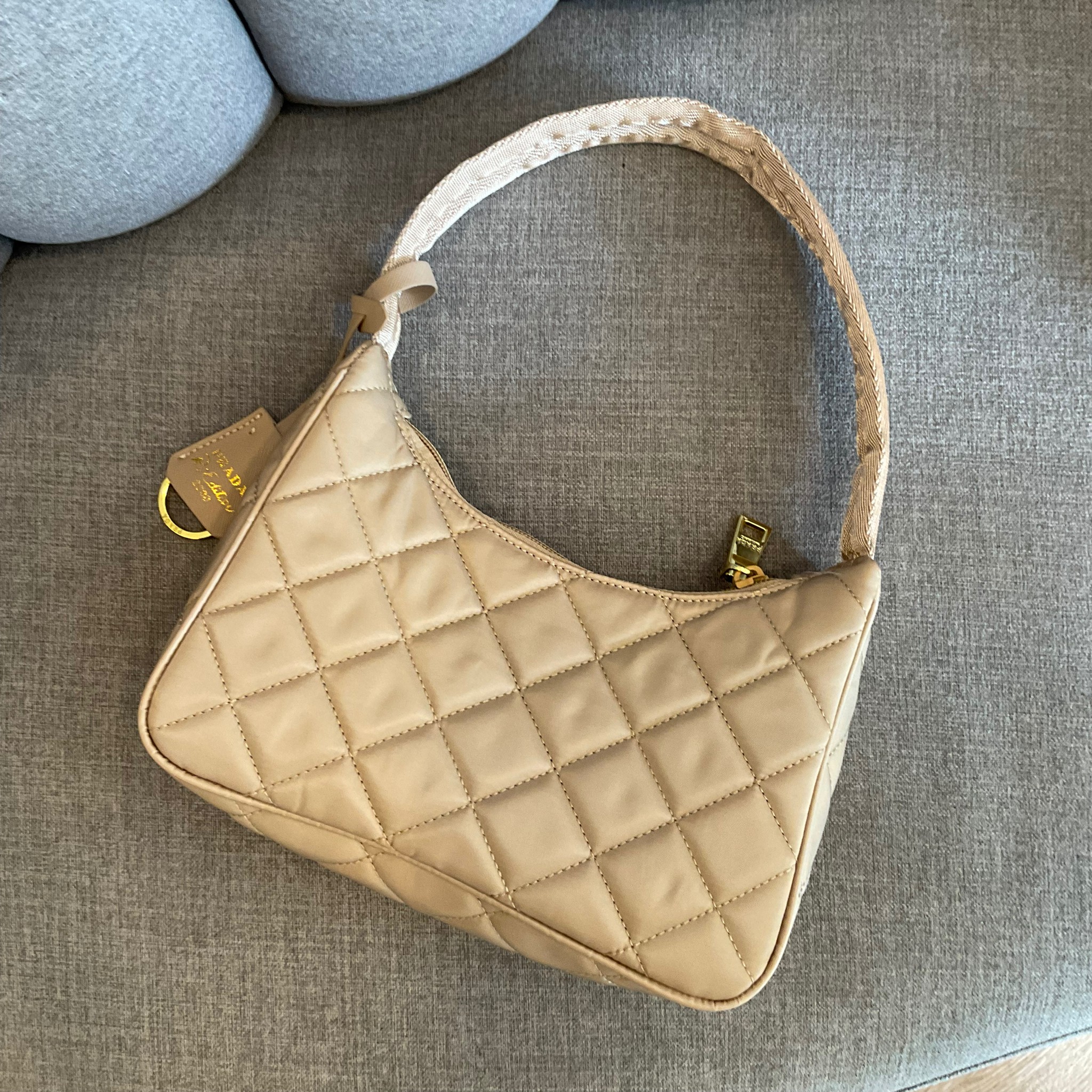 Prada Hobo Mini Quilted Black Nylon Shoulder Bag / PRADA NYLON HANDBAGS ขนาดกะทัดรัด อะไหล่ทอง วัสดุทำจากผ้าNylon ลายตาราง อย่างหนา อยู่ทรง กันน้ำได้ หายห่วงคะ