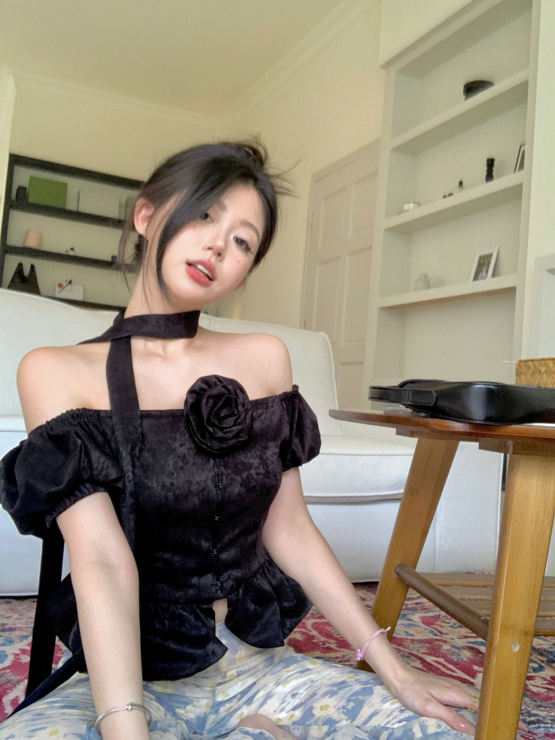 พร้อมส่ง 🛼🐰 Black ink tops เสื้อเกาะอกแต่งสายพันคอและดอกกุหลาบ (IN38526)