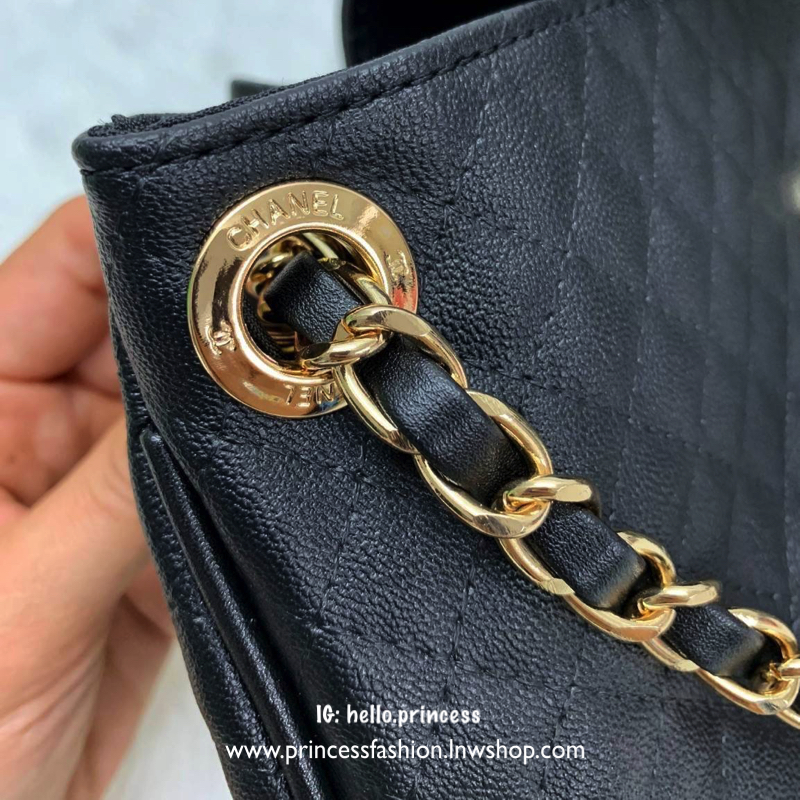 Chanel Quilted Shoulder Bag With Chain VIP Gift With Purchase (GWP) VIP. Gigt ของแท้! Chanel Perfume Counter ขนาดกำลังดี น้ำหนักเบา วัสดุหนัง pu. ลายตาราง เปิดปิดด้วยฝาปิดกระดุมแม่เหล็ก ด้านหน้ามีโลโก้แบรนด์ ประดับ Tagหนังดูมีดีเทล อะไหล่แบรนด์รอบใบ ภายใน