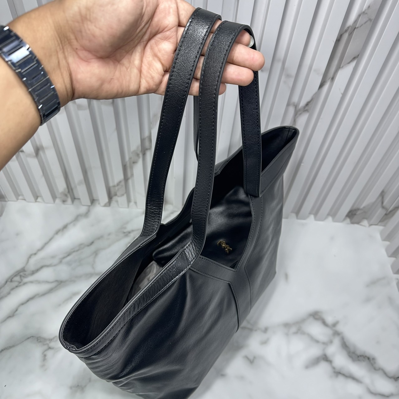 YSL Y TOTE IN LEATHER BAG กระเป๋าสะพายทรงโท้ทใบใหญ่ รุ่นใหม่ล่าสุด งานหนังแท้สวยเต็มใบ ดีไซส์เรียบหรูดูแพงอย่างแท้จริง ภายในโล่งกว้างมาก จุของได้เยอะสุด เอาใจสายแบกแต่ยังคงความหรูไว้ในตัวอย่างแน่นอน