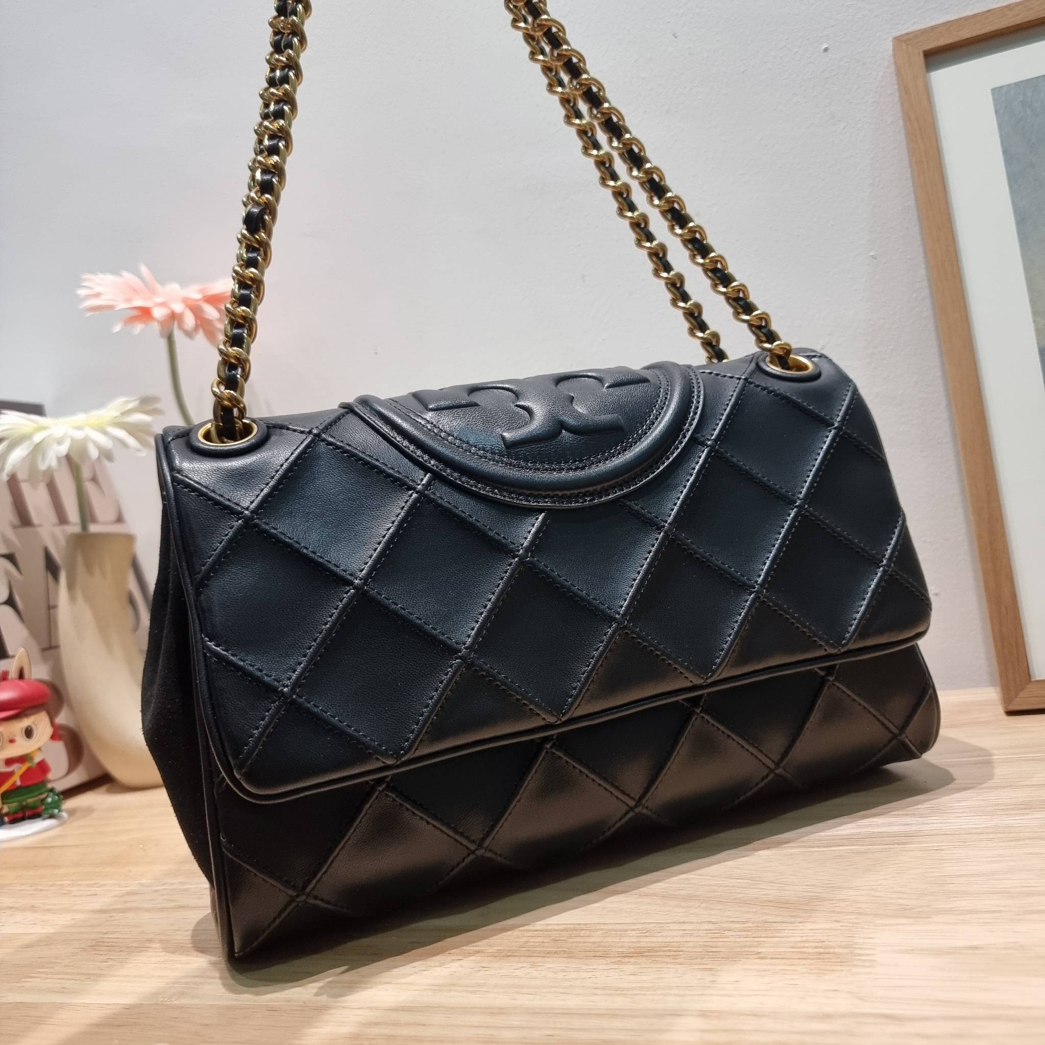 TORY BURCH FLEMING SOFT CONVERTIBLE SHOULDER BAG รุ่นหายาก กับดีไซน์ใหม่ล่าสุด มาพร้อมเสิร์ฟความสวยถึงบ้านไปเลย กับกระเป๋าสะพายไหล่ขนาดกำลังสวย หนังแท้นิ่มเต็มใบ สัมผัสสบายมือ