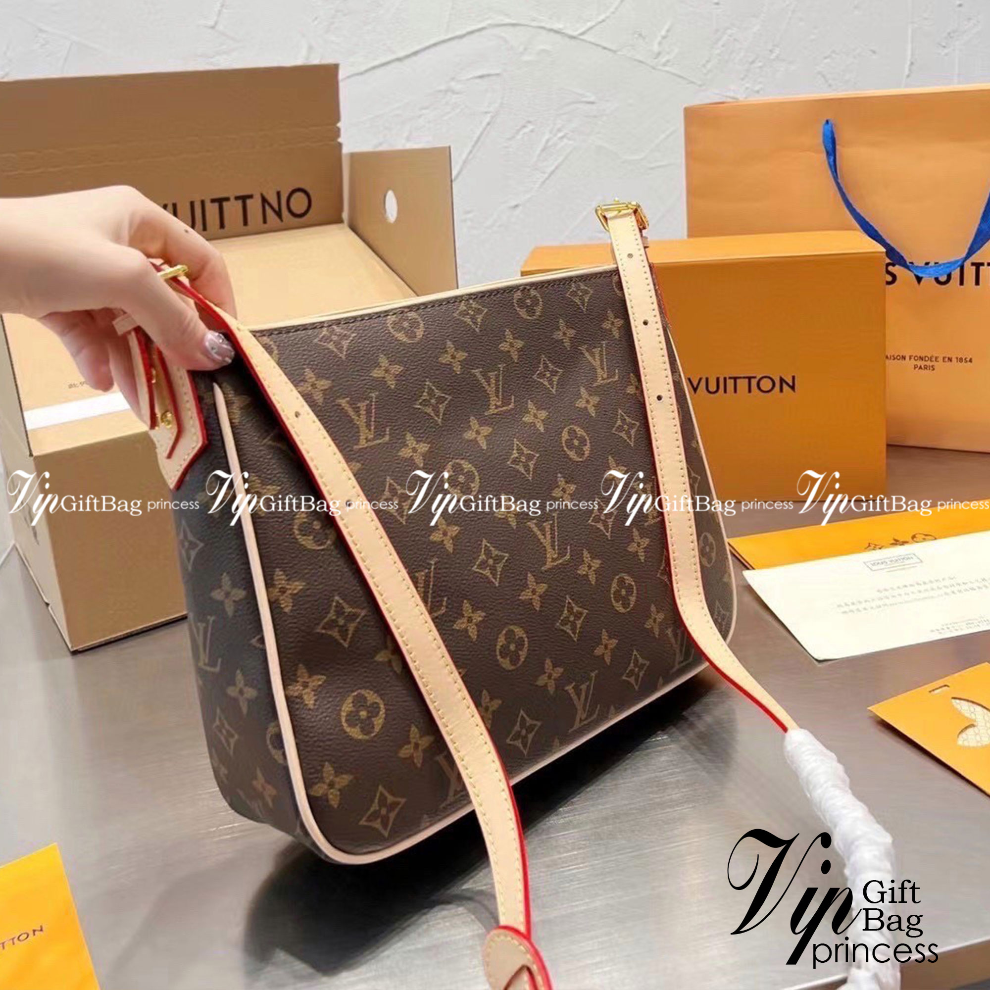 LV Hudson GM Monogram กระเป๋าสะพายสุดเท่ห์ไม่ซ้ำใคร Unisex ขนาดกำลังดี รูปทรงสวย ด้านหน้าโดดเด่นด้วยสกรีนโลโก้แบรนด์ วัสดุแคนวาส ผสมหนังแท้ ด้านในโล่งกว้าง มีช่องแยกย่อยไว้เก็บของสำคัญได้อย่างเป็นสัดส่วน จุของได้เยอะ พร้อมสายสะพาย ปรับระดับได้ตามการใช้งาน