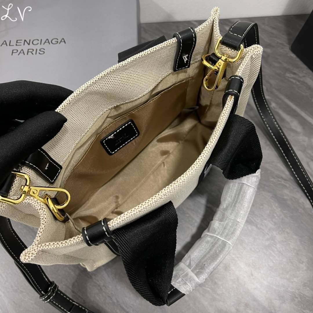 CHLOE Woody tote bag [mini size] 10" กระเป๋าทรงโท้ท จุของได้เยอะมาก แบรนด์ดังจากสัญชาติฝรั่งเศส เป็นที่ชื่นชอบของเซเลบริตี โคลเอ้รุ่นนี้เป็นสไตล์วินเทจ เรียบหรูและดูดี ออกแบบมาเพื่อการใช้งานที่ง่ายแสนง่าย